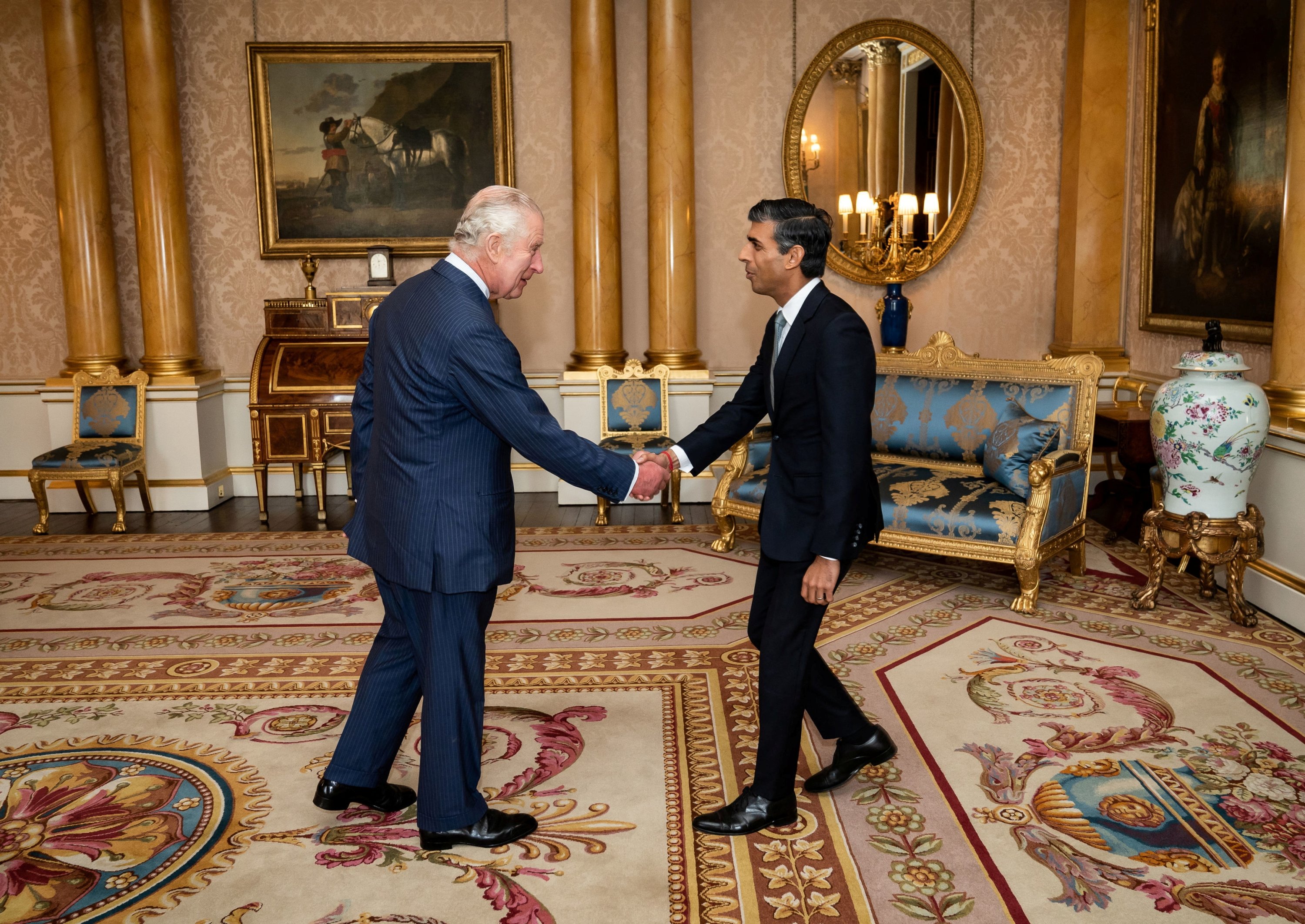 Kral Charles III, 25 Ekim 2022, Londra, Birleşik Krallık'taki Buckingham Sarayı'ndaki bir izleyici sırasında Rishi Sunak'ı ağırlıyor. (Reuters Fotoğrafı)