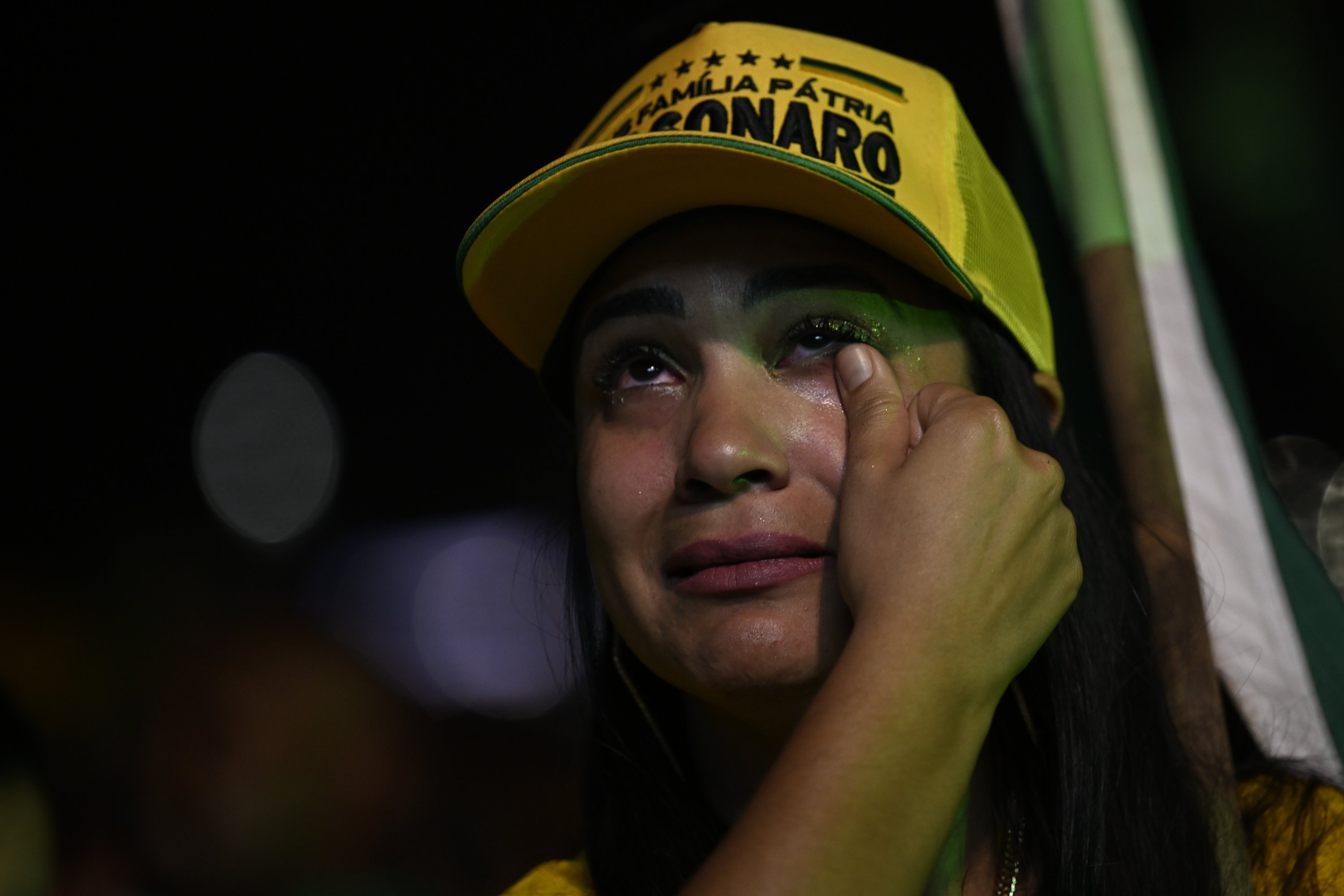 Jair Bolsonaro'nun ikinci tur seçimleri kaybetmesinin ardından gözyaşları içinde bir destekçisi, Sao Paulo, Brezilya, 30 Ekim 2022. (AA Fotoğrafı)