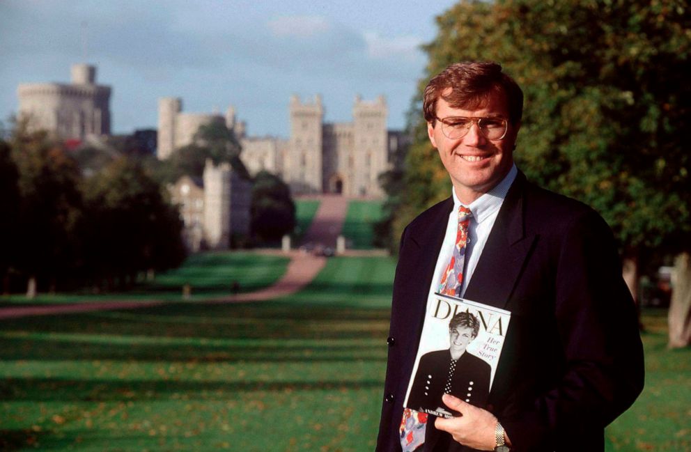 Fotoğraf: Yazar Andrew, kitabının bir kopyasını Windsor Kalesi'nin önünde tutuyor.