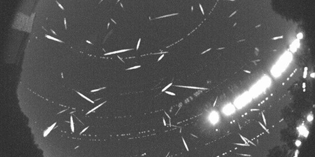 2014 yılında İkizler meteor yağmurunun zirvesi sırasında çekilen bu bileşik görüntüde 100'den fazla meteor kaydedilmiştir. 