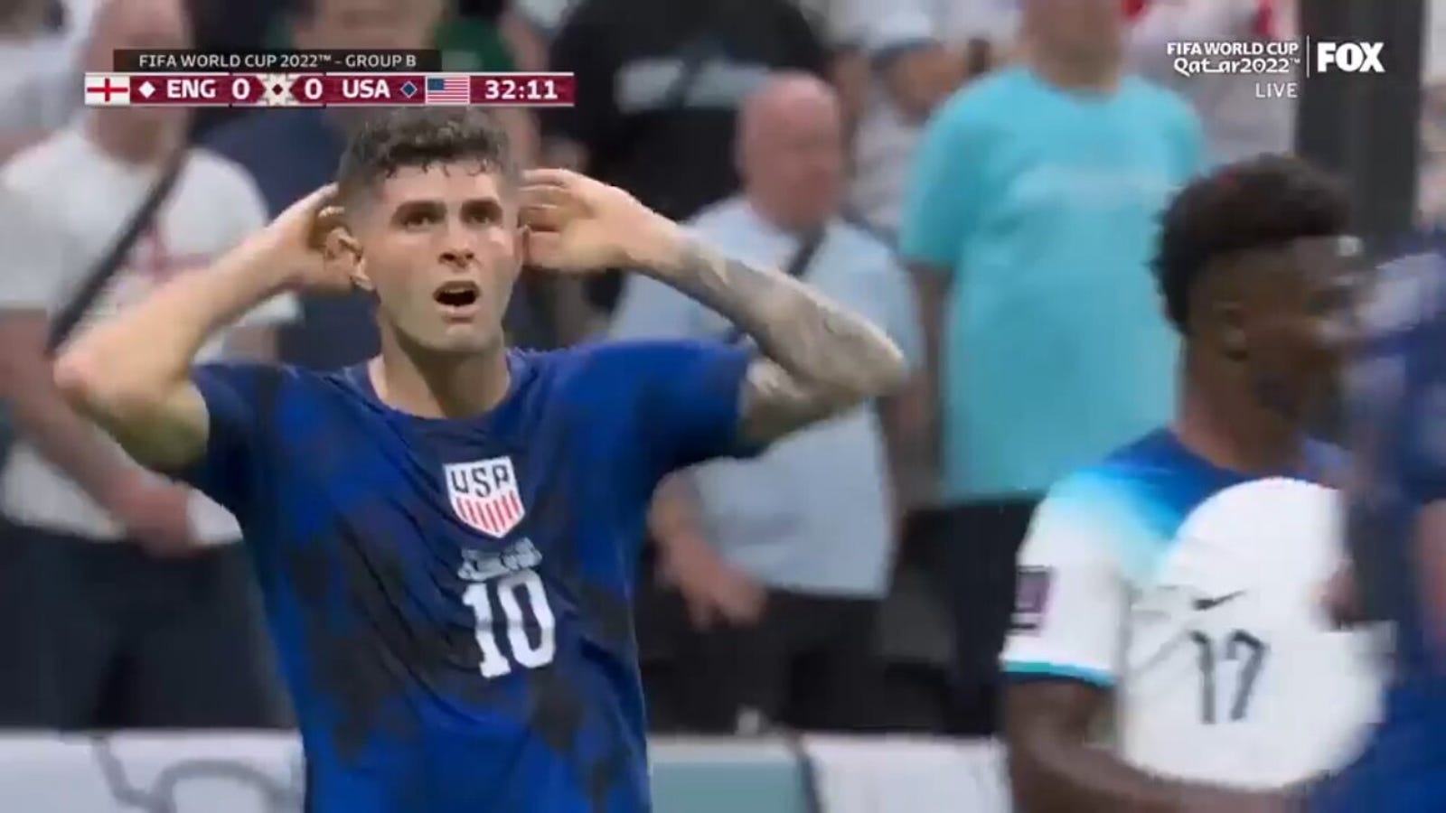 Amerikalı Christian Pulisic'in ceza sahası içinden şutu İngiltere karşısında üst direğe çarpıyor.