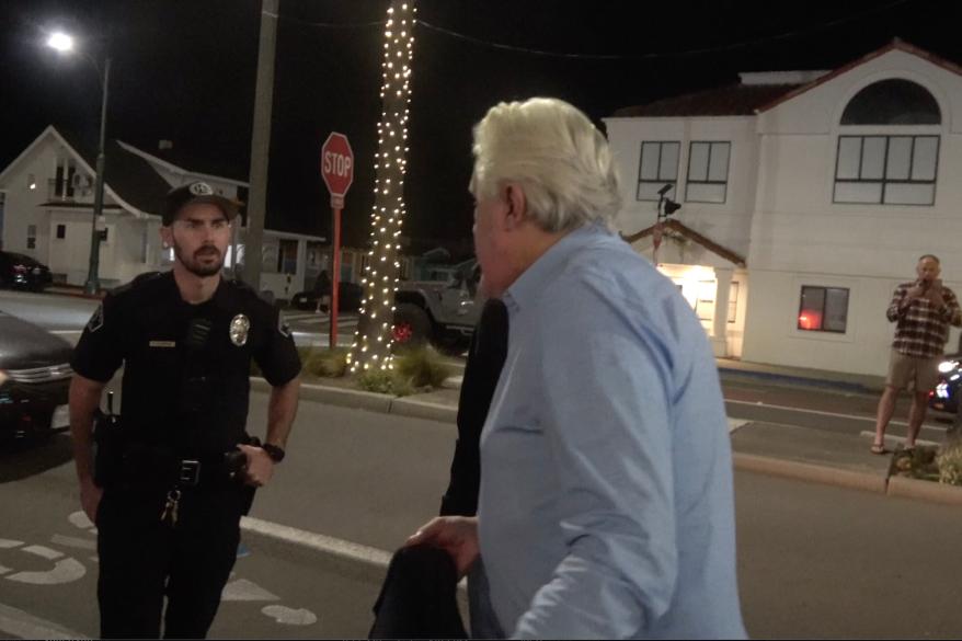 Jay Leno'nun California polis memurlarıyla konuşurken çekilmiş görüntüsü.