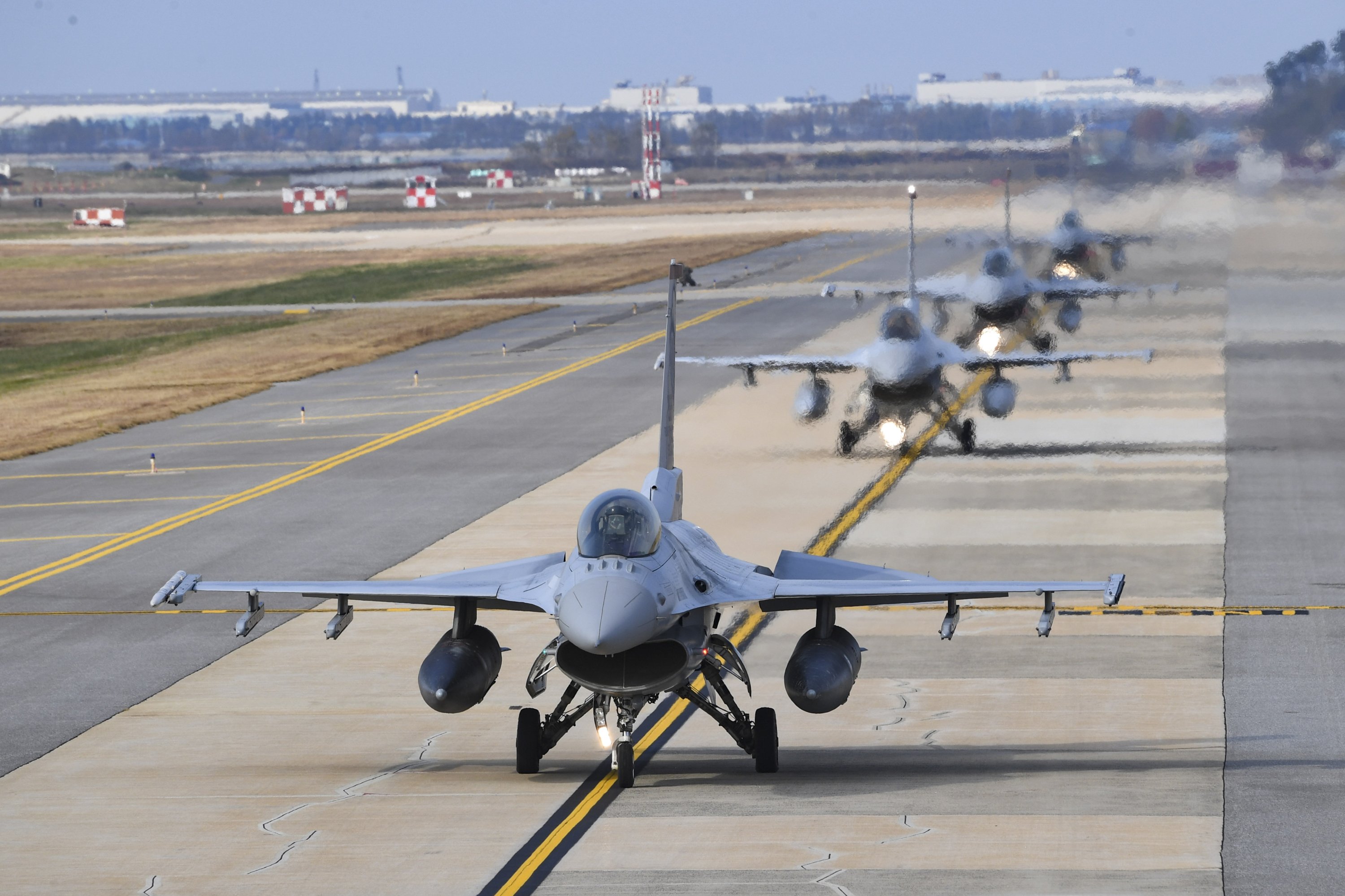 Güney Koreli KF-16 savaş uçakları ABD, Gunsan, Güney Kore ile ortak tatbikat için kalkışa hazırlanıyor, 31 Ekim 2022. (AP Fotoğrafı)