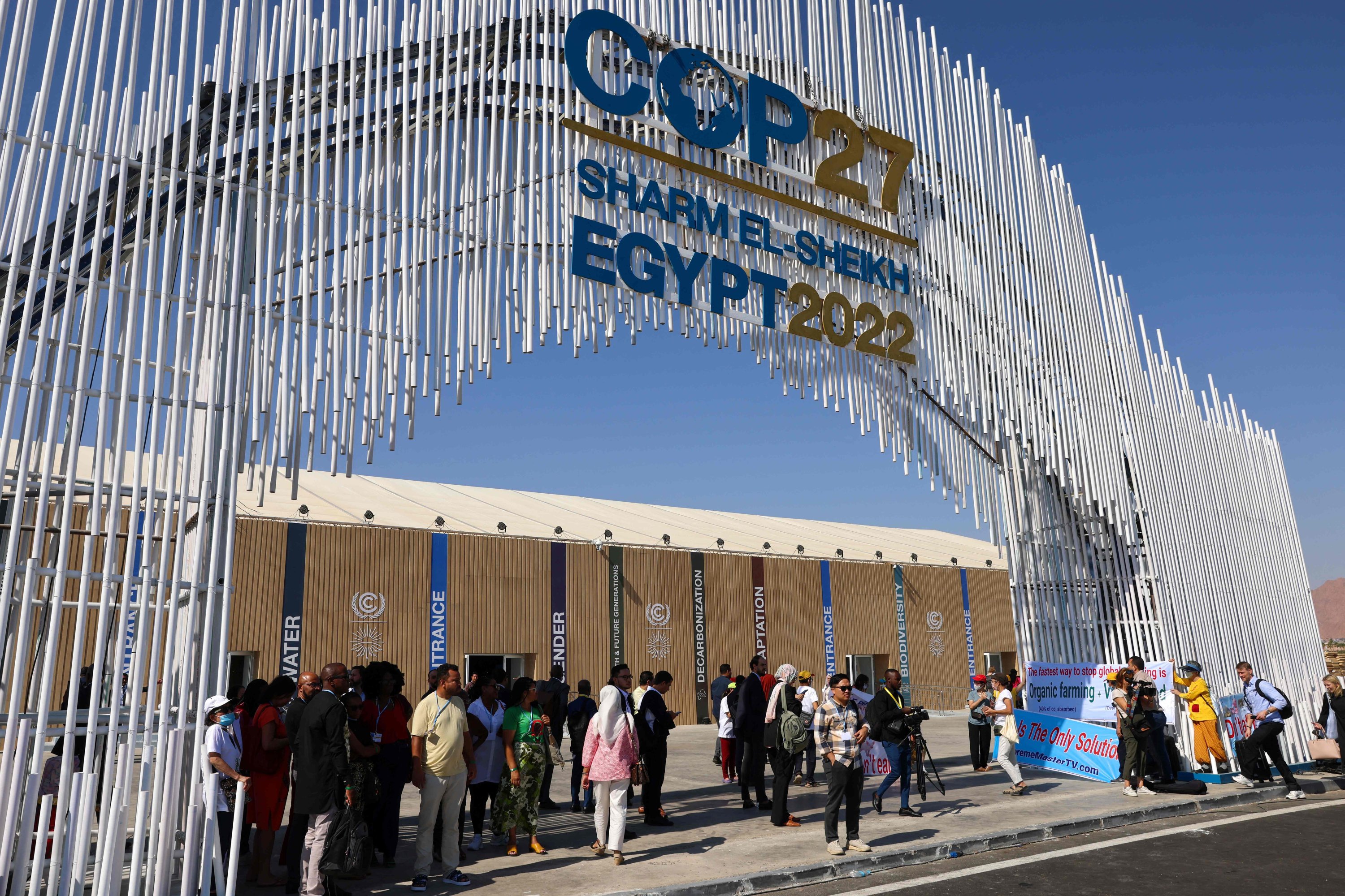 Vegan aktivistler, 6 Kasım 2022'de Mısır'ın Kızıldeniz tatil beldesindeki Şarm El Şeyh Uluslararası Kongre Merkezi'nin girişinde, daha yaygın olarak COP27 olarak bilinen 2022 Birleşmiş Milletler İklim Değişikliği Konferansı sırasında gösteri yapıyor.  - 6-18 Kasım konferansı için Kızıldeniz tatil beldesinde bir araya gelen yaklaşık 200 ülkeden diplomatlar, küresel ekonomiyi yeşillendirmek ve soruna zar zor katkıda bulunan yoksul, iklime duyarlı ulusların sonsuz ölümcül fırtınalar, sıcak hava dalgaları ve kuraklıklarla başa çıkmasına yardım etmekle görevlendirildi. ve sel.  (Fotoğraf: JOSEPH EID / AFP)
