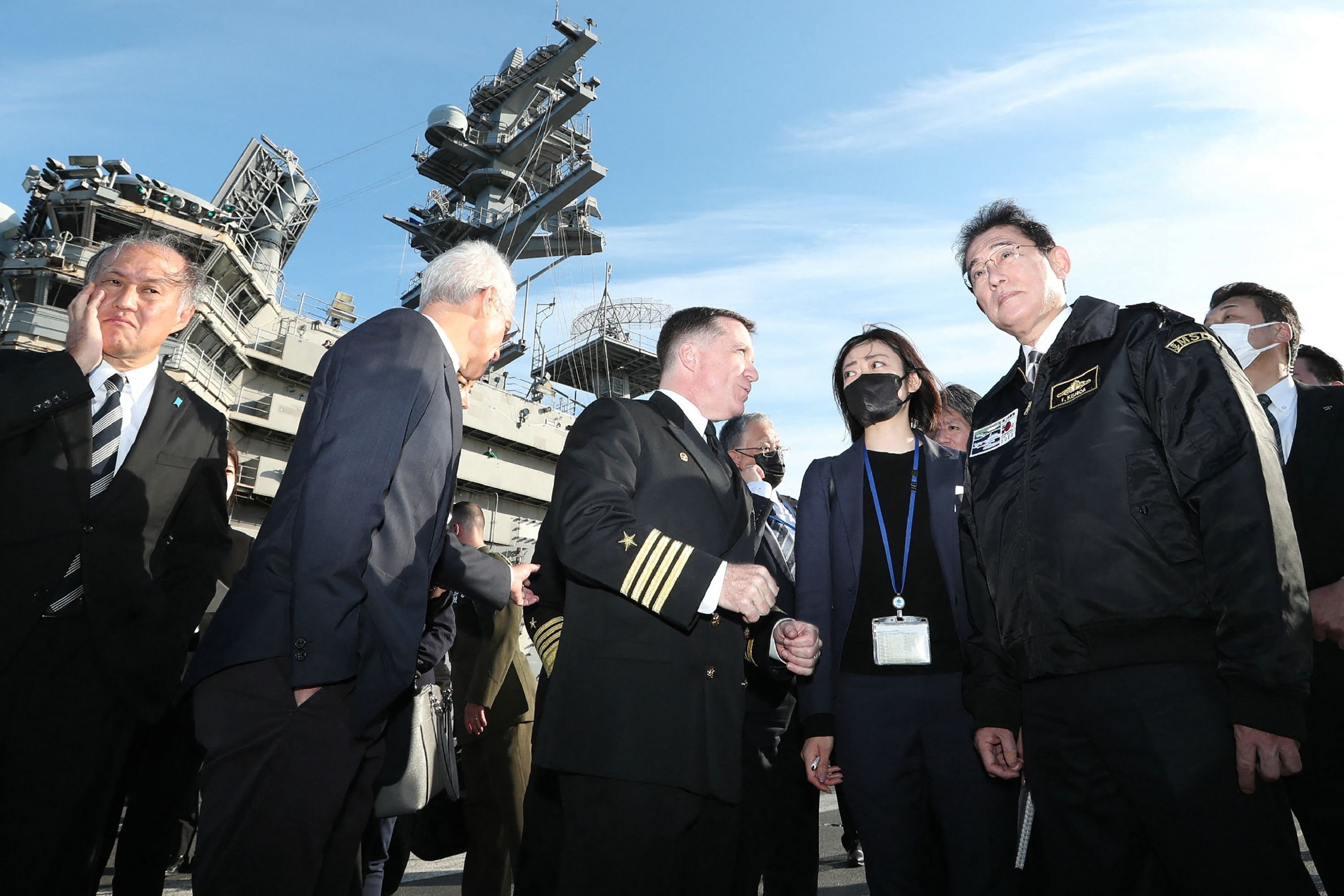 Japonya Başbakanı Fumio Kishida (sağda) ABD uçak gemisi USS Ronald Reagan, Sagami Bay, Japonya, 6 Kasım 2022'de bir yetkiliyi dinliyor. (AFP Fotoğrafı)