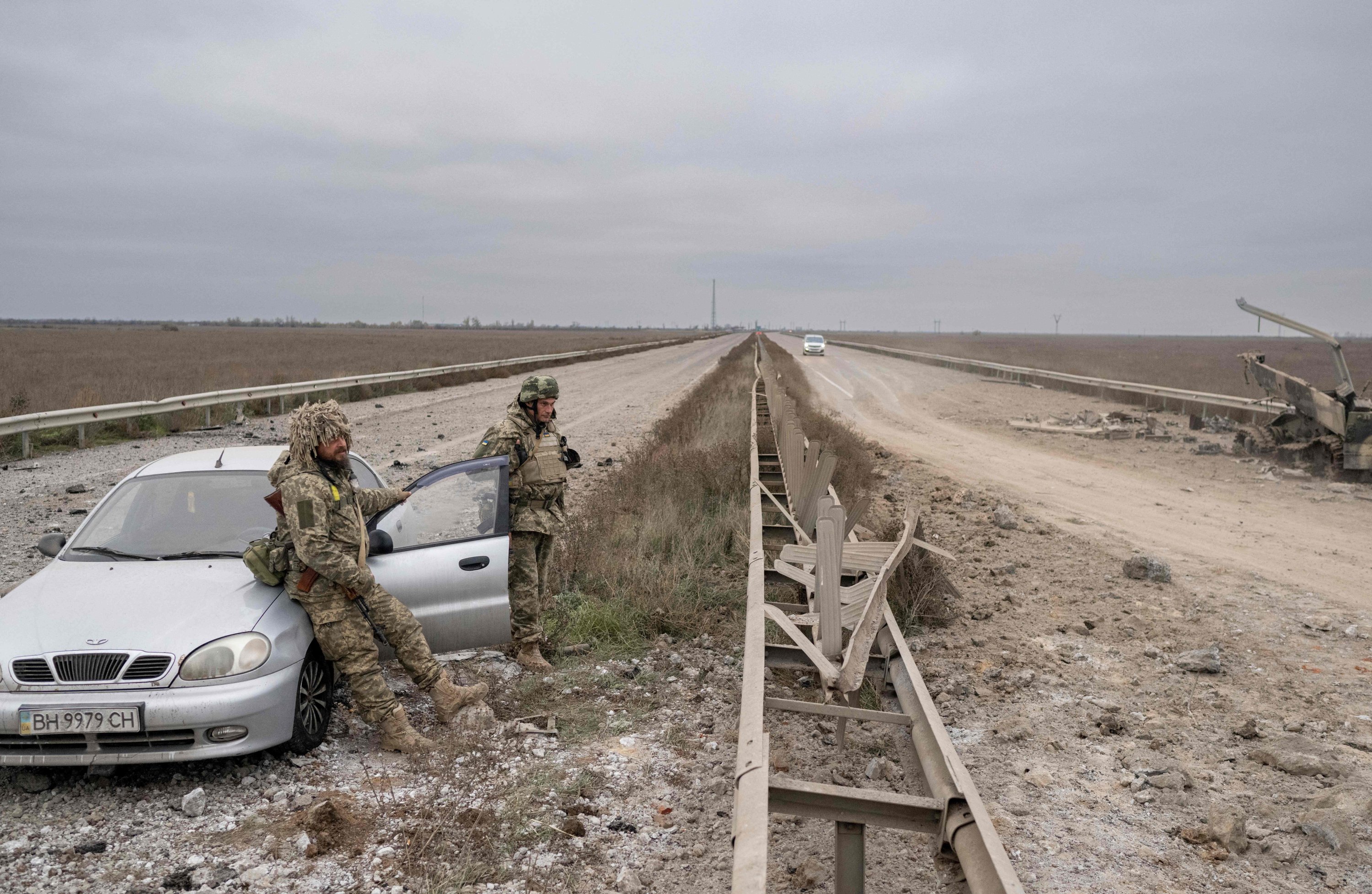 Ukraynalı askerler Mykolaiv'den Kherson'a giden yolda nöbet tutuyor, 13 Kasım 2022. (AFP Photo)
