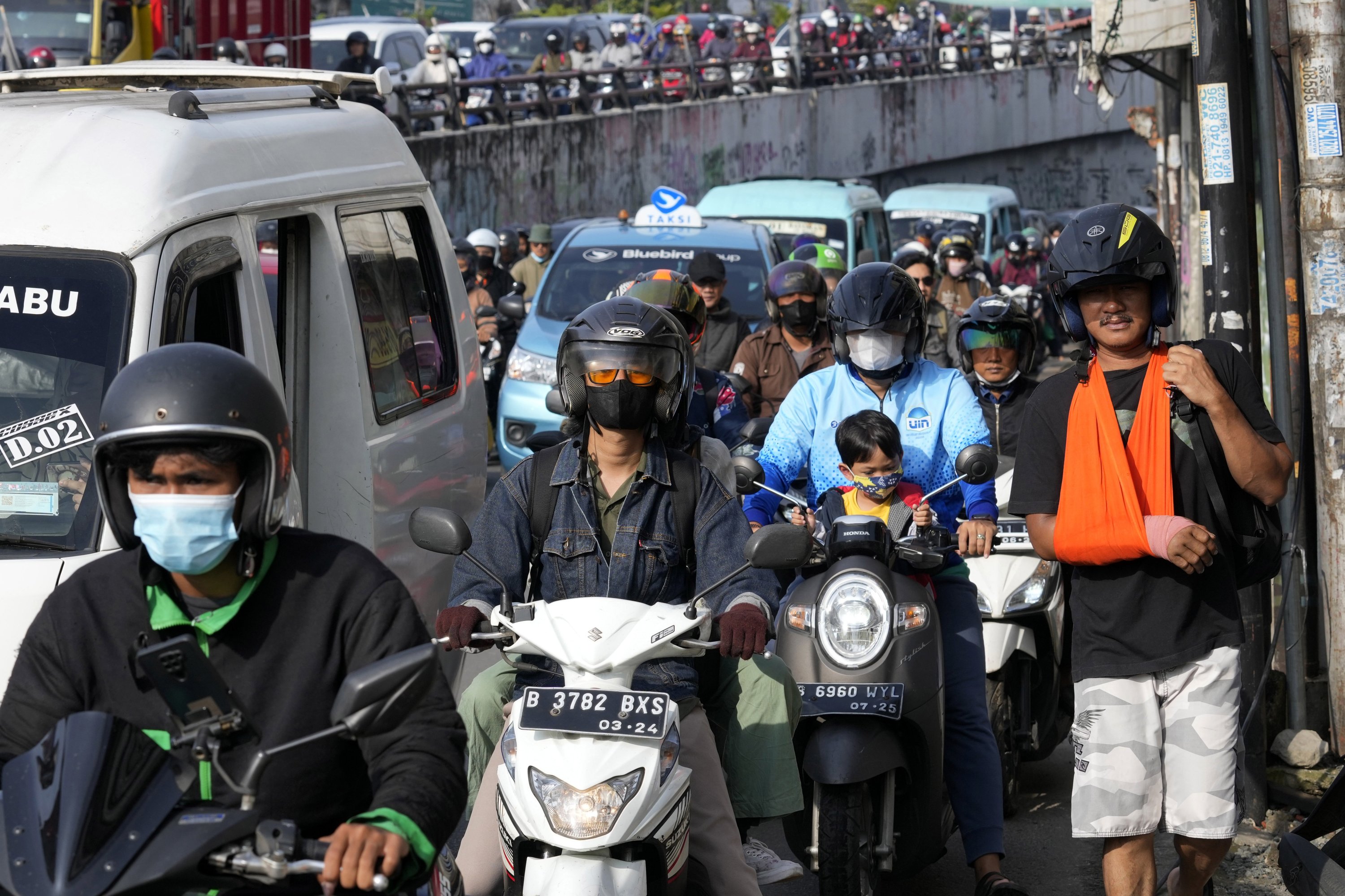 Sürücüler sabah trafiğinin yoğun olduğu saatlerde sıkışıp kalıyor, Jakarta, Endonezya, 14 Kasım 2022. (AP Fotoğrafı)