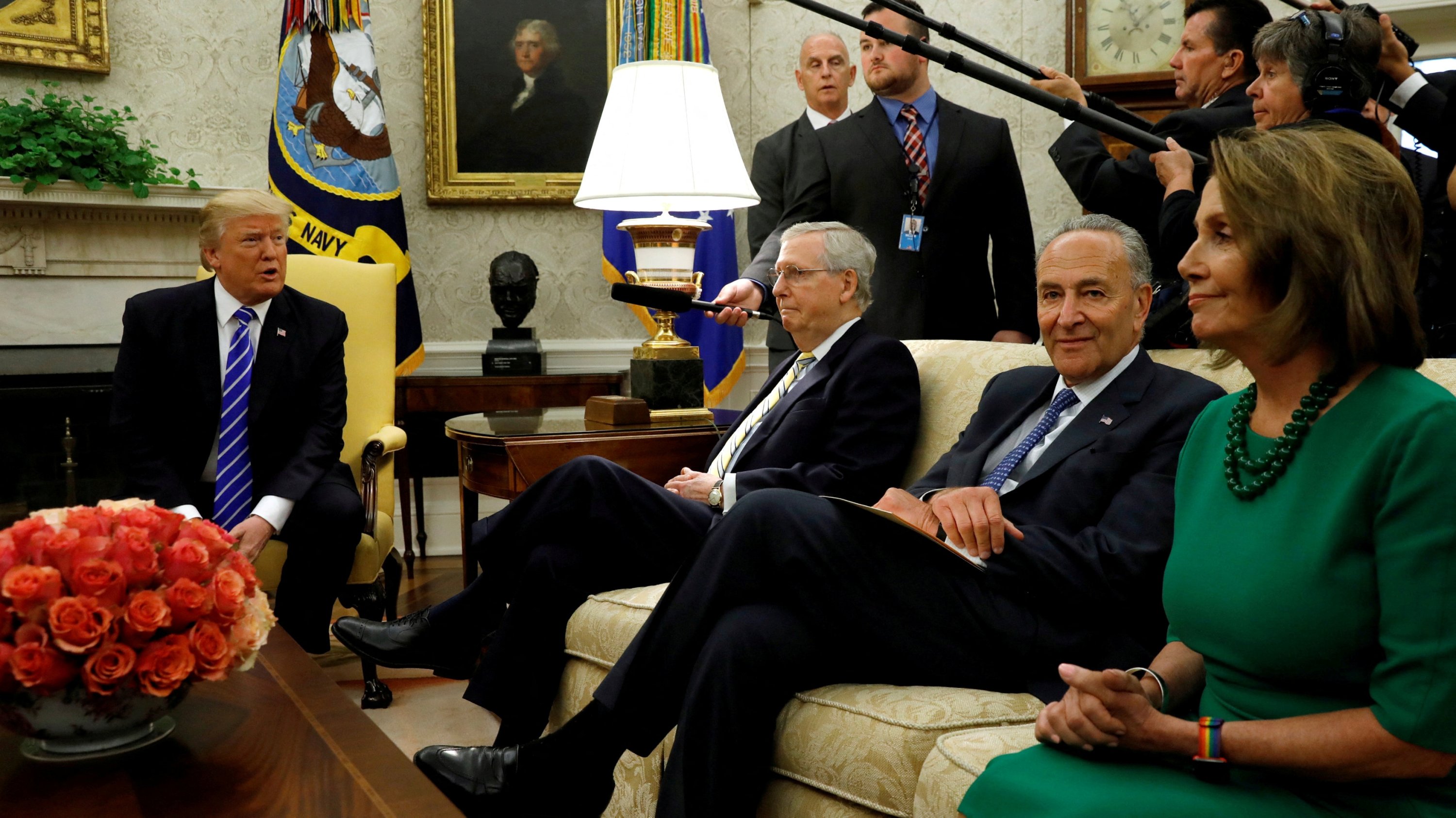 ABD Başkanı Donald Trump, Senato Çoğunluk Lideri Mitch McConnell (soldan ikinci), Senato Demokrat Lideri Chuck Schumer (sağdan ikinci), Temsilciler Meclisi Azınlık Lideri Nancy Pelosi (sağda) ve diğer kongre liderleriyle Washington, ABD'deki Beyaz Saray'ın Oval Ofisinde bir araya geldi. , 6 Eylül 2017. (Reuters Fotoğrafı)