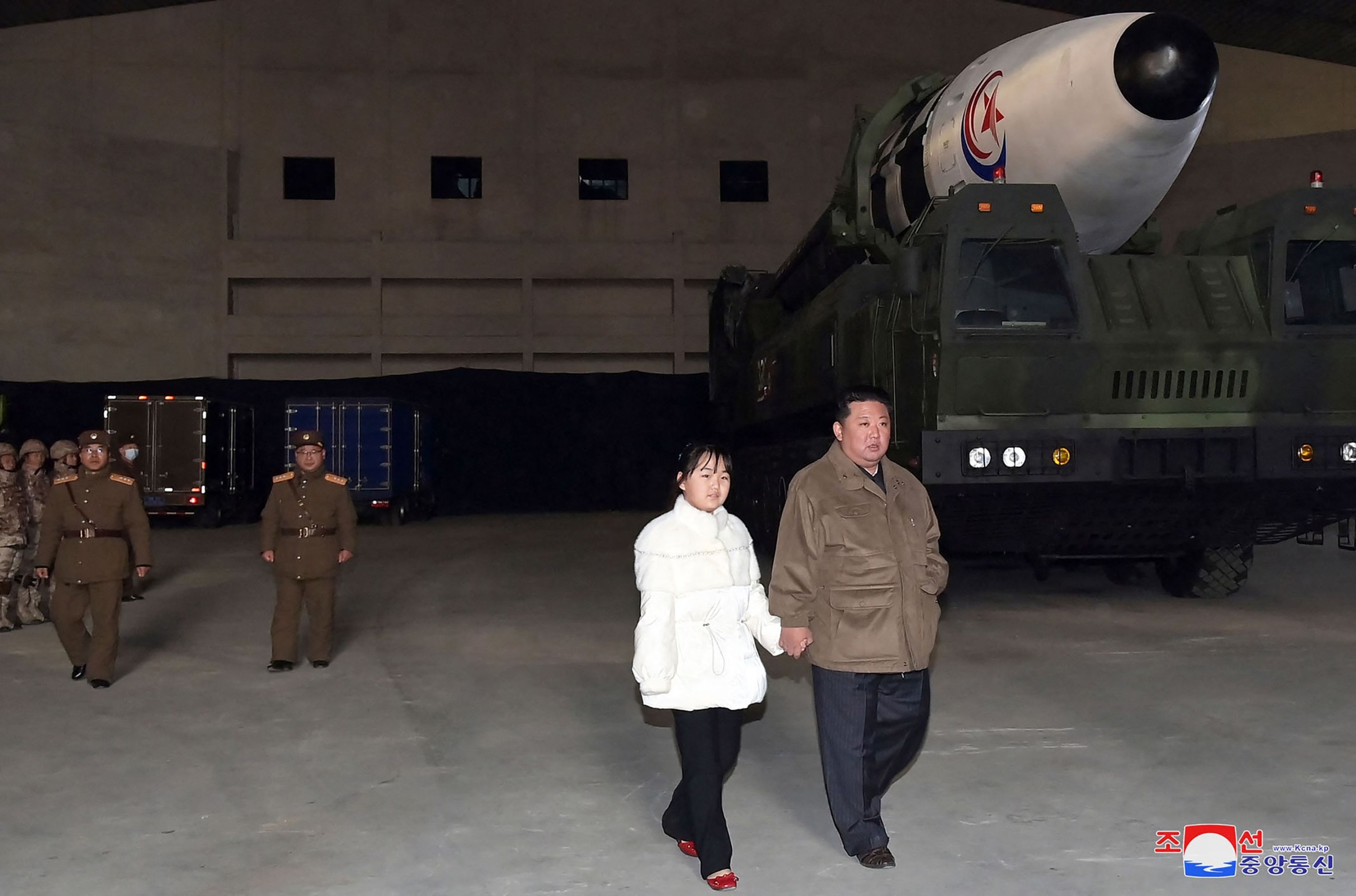 18 Kasım 2022'de çekilen ve 19 Kasım 2022'de Kuzey Kore'nin resmi Kore Merkezi Haber Ajansı'ndan (KCNA) yayınlanan bu fotoğraf, Kuzey Kore lideri Kim Jong Un'u kızıyla birlikte yeni bir kıtalararası balistik füzeyi incelerken gösteriyor ( ICBM) 'Hwasong Gun 17', Pyongyang Uluslararası Havalimanı'ndaki lansmanından önce.  (Fotoğraf: KCNA VIA KNS / AFP)