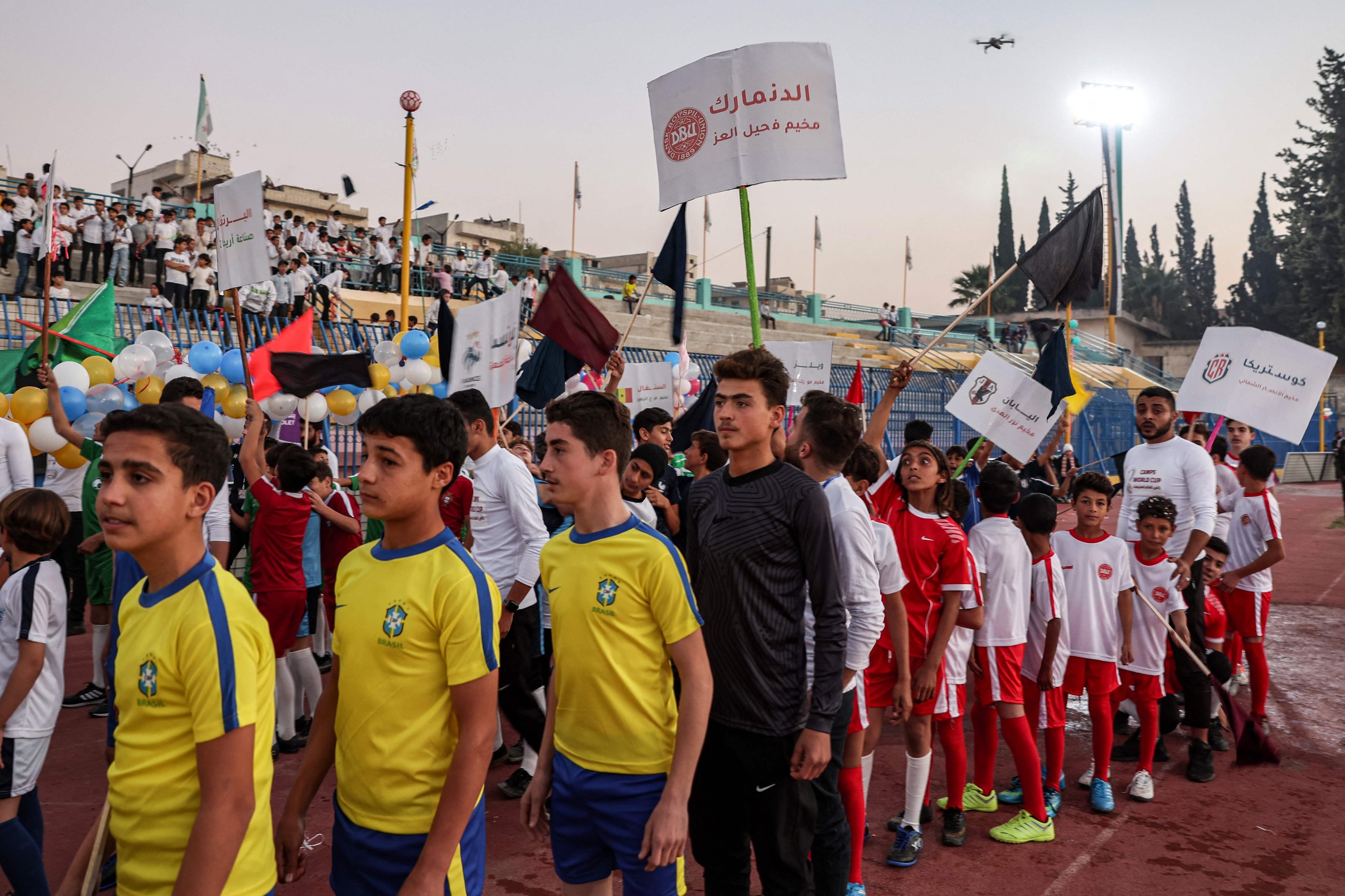 Katar 2022 FIFA Dünya Kupası'nda oynayan milli futbol takımlarının formalarını giyen çocuklar, Katar'ın açılış töreninde forma giydi. 