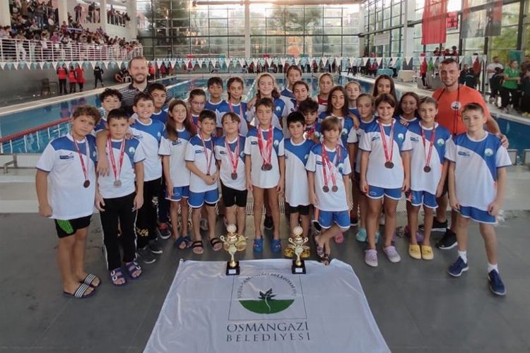 Bursa Osmangazili yüzücüler madalyaya doyamıyor