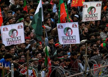 Pakistan eski Başbakanı Khan, yürüyüşü ve partiyi tüm meclisleri terk etmeye çağırdı