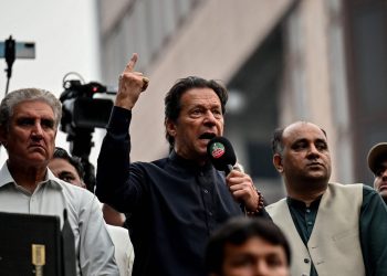 Pakistan’ın eski başbakanı Han, suikast girişiminde yaralandı