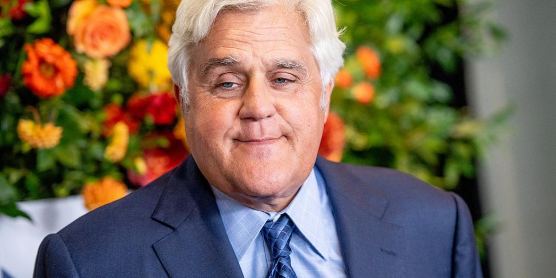 Jay Leno, Yanık Tedavi Merkezinden Taburcu Olduktan Günler Sonra Stand-Up Geri Dönüşü Yapıyor