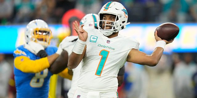 Miami Dolphins oyun kurucusu Tua Tagovailoa, 1 numara, 11 Aralık 2022 Pazar günü Englewood, Kaliforniya'da oynanan NFL Los Angeles Chargers futbol maçının ilk yarısında atış yapıyor.