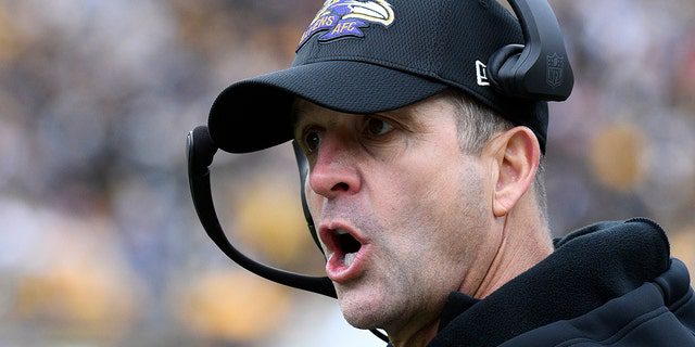 Baltimore Ravens koçu John Harbaugh, 11 Aralık 2022 Pazar günü Pittsburgh'da Pittsburgh Steelers'a karşı oynanan NFL futbol maçının ilk yarısında kenardan talimatlar veriyor. 