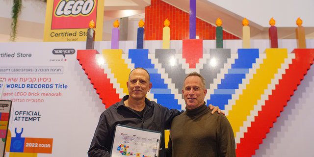 Bu hafta İsrail'in Tel Aviv kentinde LEGO'dan yapılmış dünyanın en büyük menorasının kutlanması ve onaylanması.  Yukarıda gösterilen, İsrail'deki LEGO Store'dan Yoav Gaon (solda) ve Eran Tor (sağda).