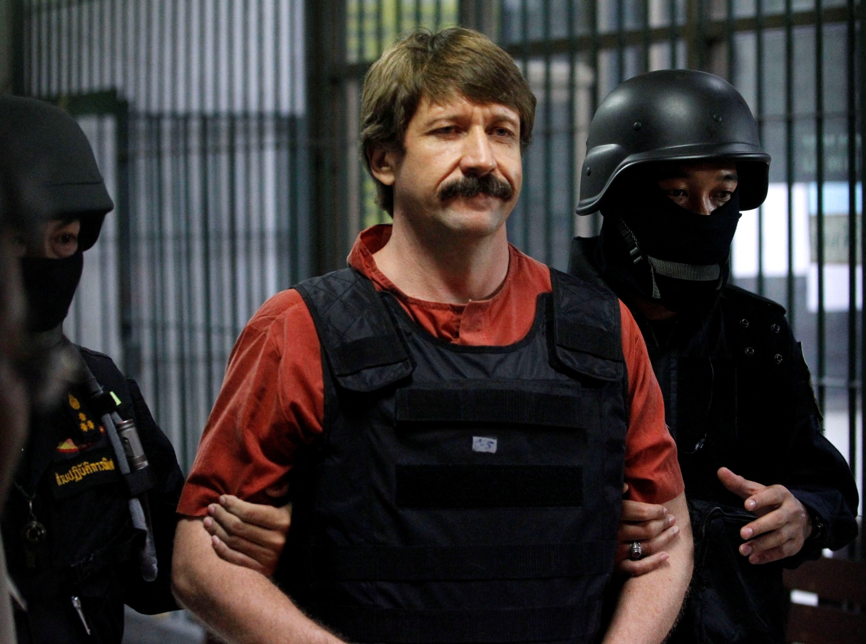 Rus silah tüccarı olduğundan şüphelenilen Viktor Bout, 5 Ekim 2010'da Bangkok, Tayland'daki bir ceza mahkemesindeki duruşmanın ardından özel bir polis biriminin üyeleri tarafından refakat ediliyor. (Reuters Fotoğrafı)