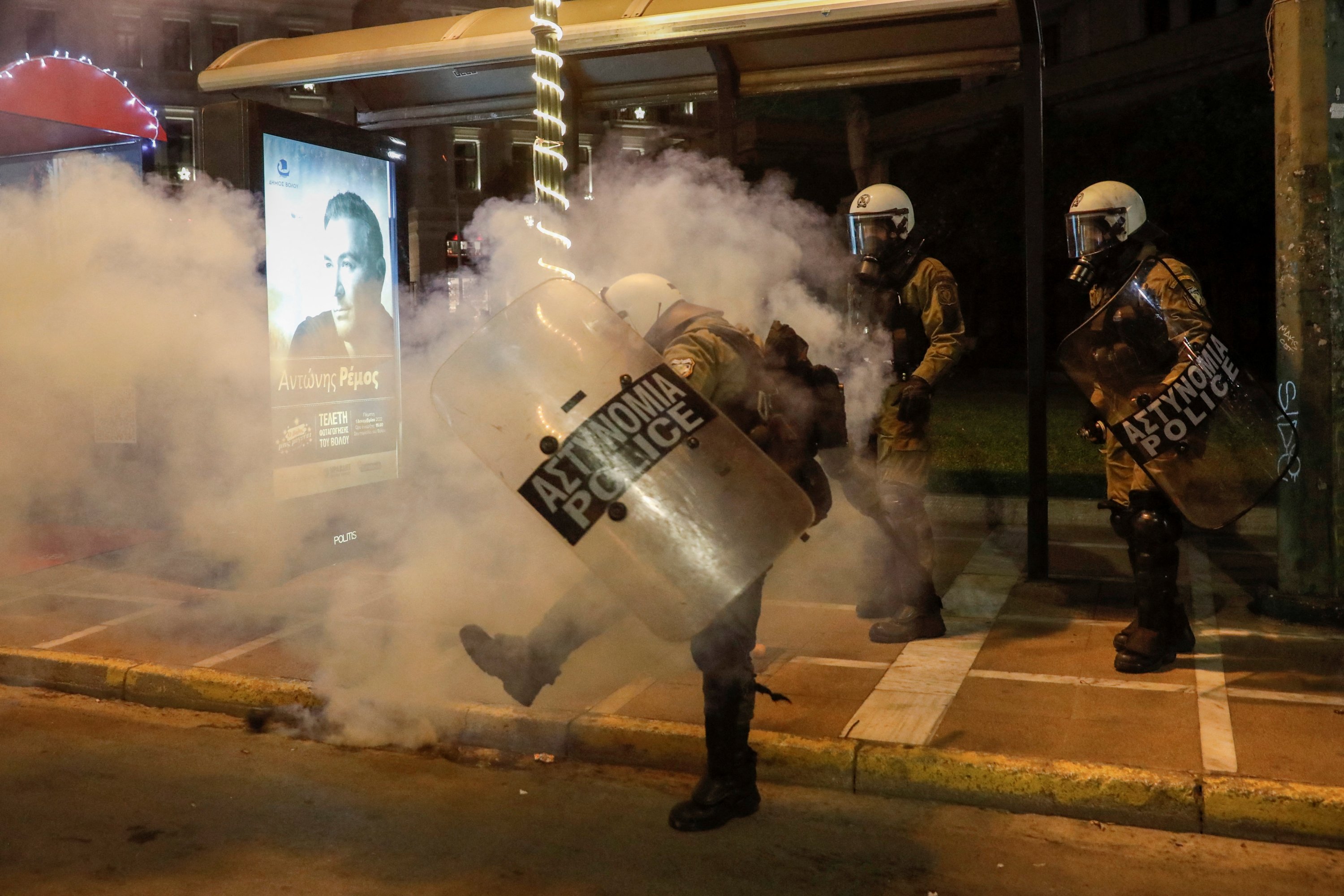 Bir çevik kuvvet polisi, bir gösteri sırasında protestocularla çatışırken göz yaşartıcı gaz fişeğini tekmeliyor, Selanik, Yunanistan, 13 Aralık 2022. (Reuters Fotoğrafı)