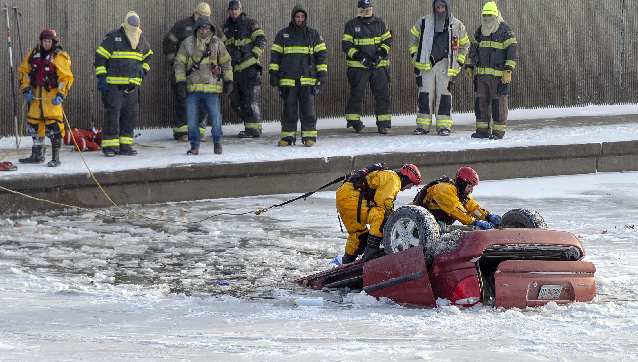 Kansas City itfaiye kurtarma ekipleri, 22 Aralık 2022, Kansas City, Missouri, ABD'de Brush Creek'e giren bir minibüsü kurtarmak için çalışıyor. (AP Fotoğrafı)