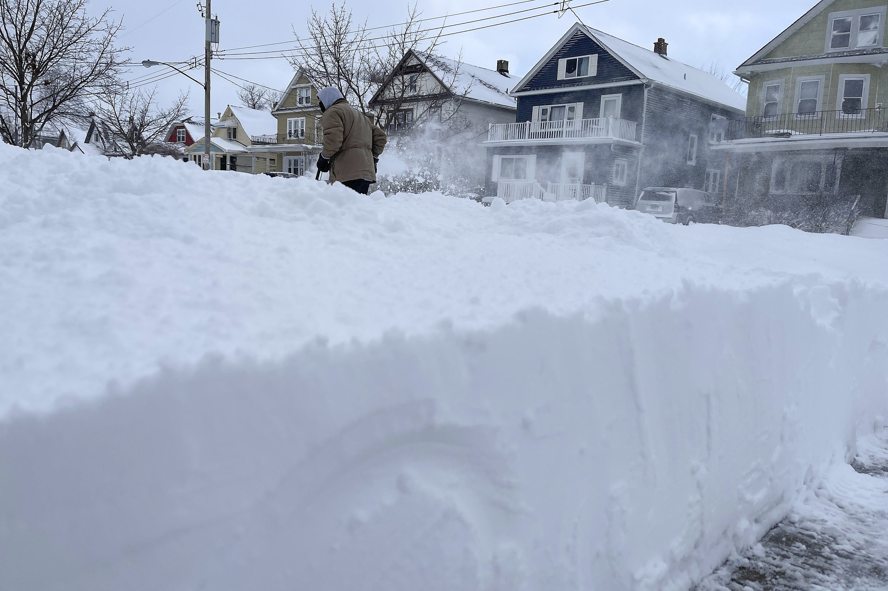 Bir adam Pazar günü Buffalo, New York, ABD'de evinin önünden kar temizliyor, 25 Aralık 2022. (AP Fotoğrafı)