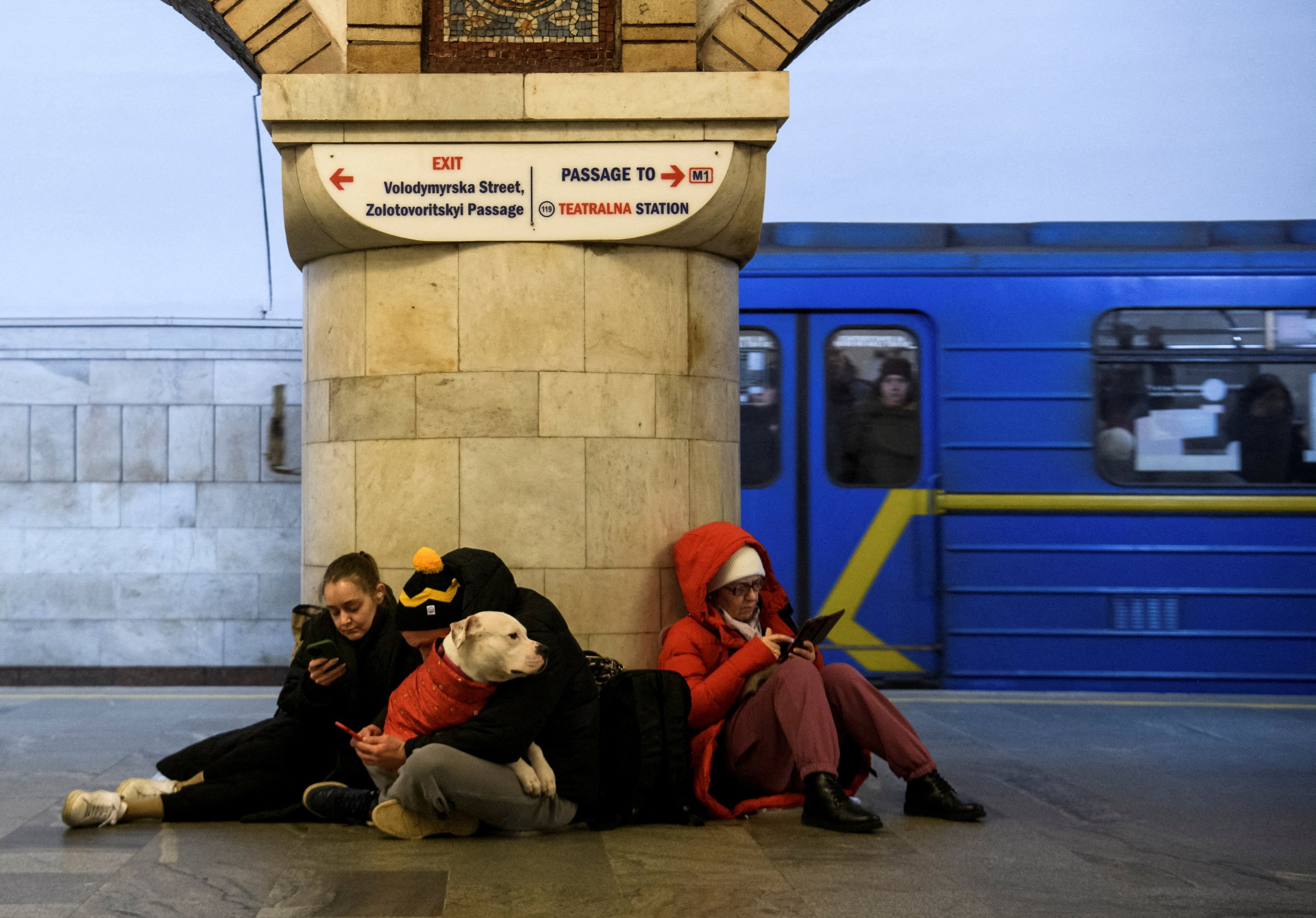 29 Aralık 2022, Kiev, Ukrayna'daki büyük Rus füze saldırıları sırasında insanlar bir metro istasyonuna sığınıyor. (Reuters Fotoğrafı)