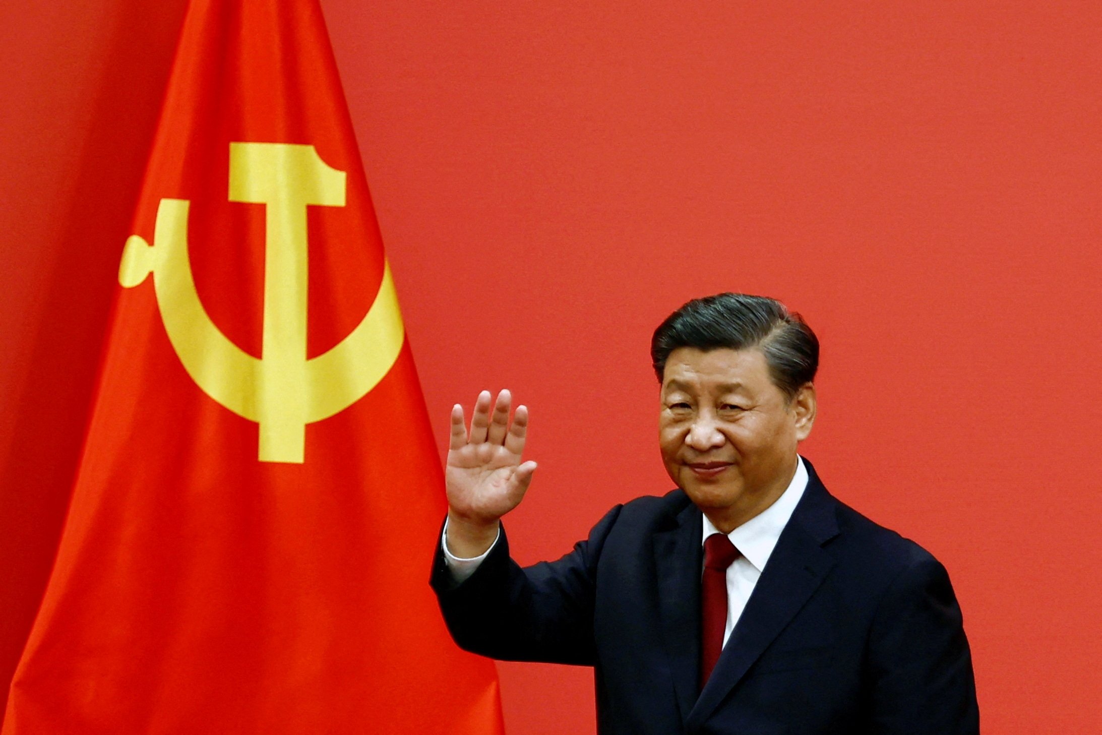 Çin Devlet Başkanı Xi Jinping, Çin Komünist Partisi 20. Ulusal Kongresi'ndeki konuşmasının ardından el sallıyor, Pekin, Çin, 23 Ekim 2022. (Reuters Fotoğrafı)