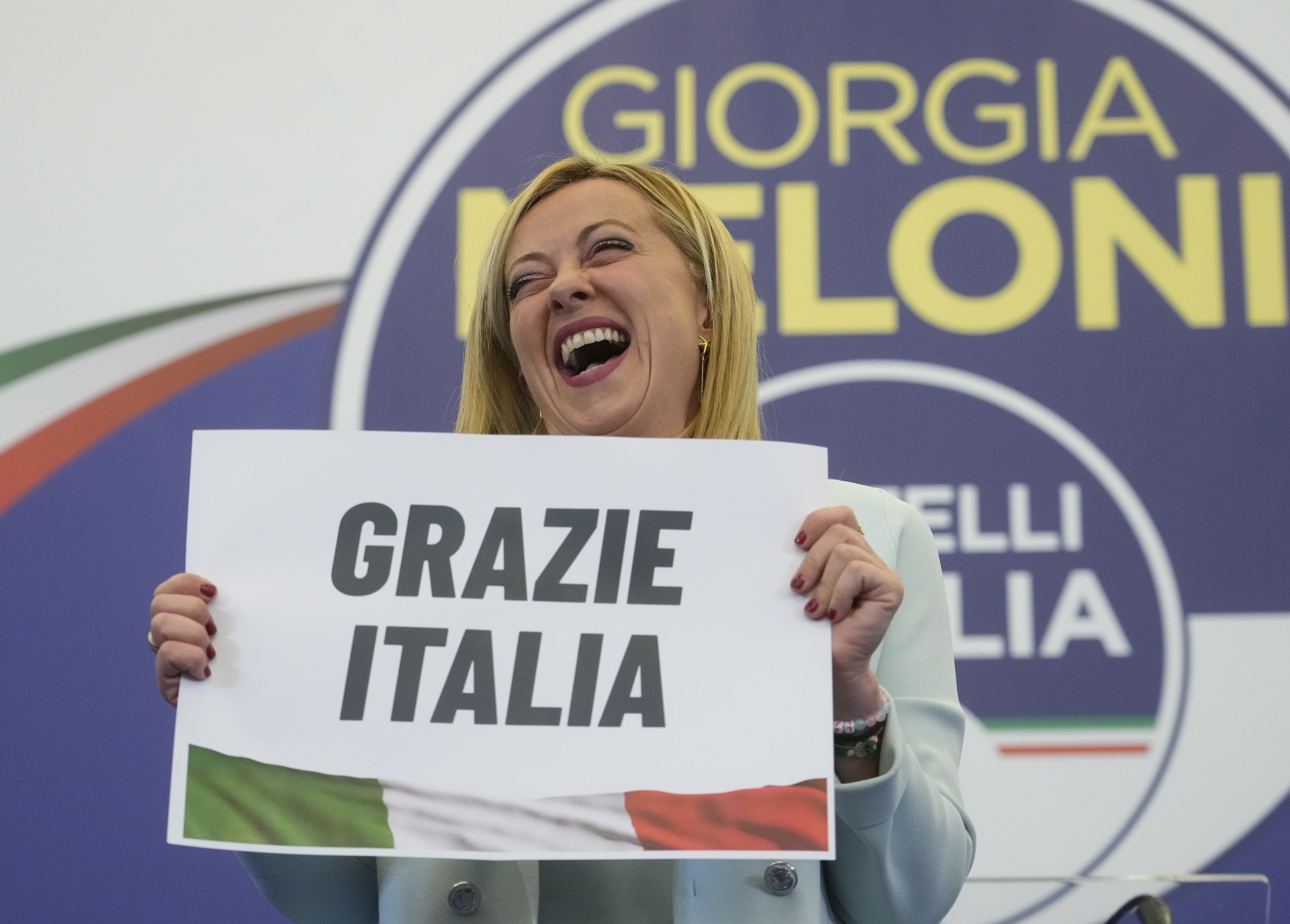 İtalyan Giorgia Meloni, partisinin Roma, İtalya'daki seçim merkezinde İtalyanca 