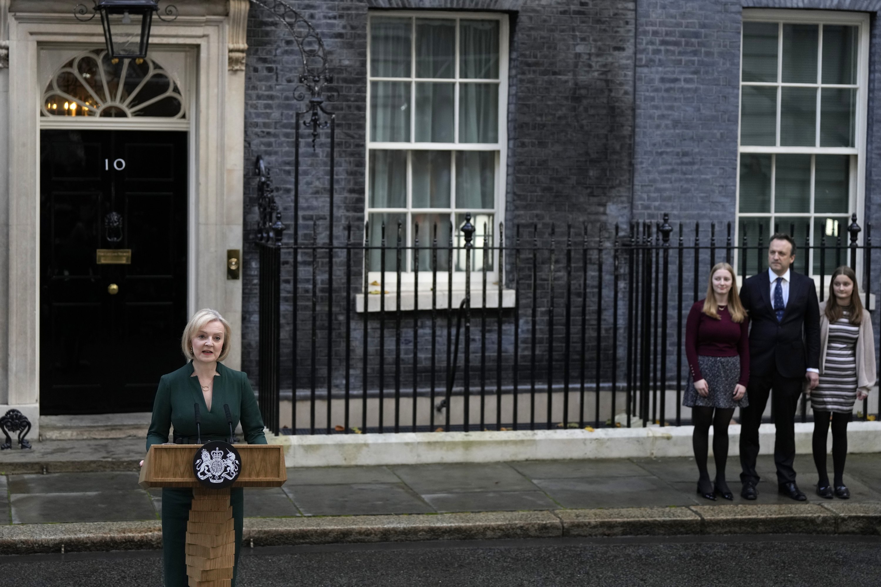 Giden İngiltere Başbakanı Liz Truss, 25 Ekim 2022, Londra, Birleşik Krallık'ta Downing Caddesi'nin dışında bir konuşma yapıyor. (AP Fotoğrafı)
