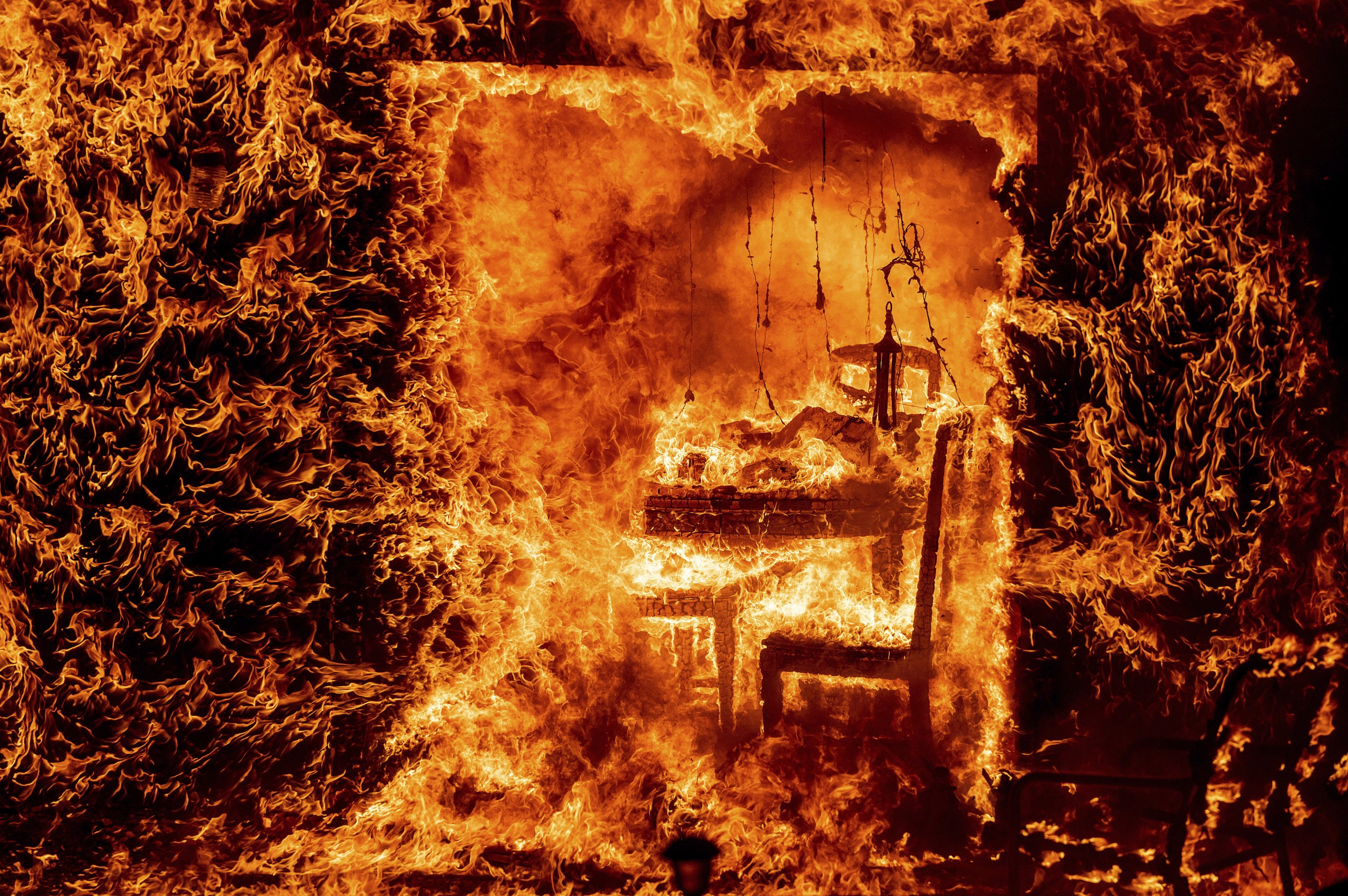 23 Temmuz 2022'de Mariposa County, California, ABD'de Oak Fire yanarken alevler yanan bir evin içindeki bir sandalyeyi yuttu. (AP Fotoğrafı)