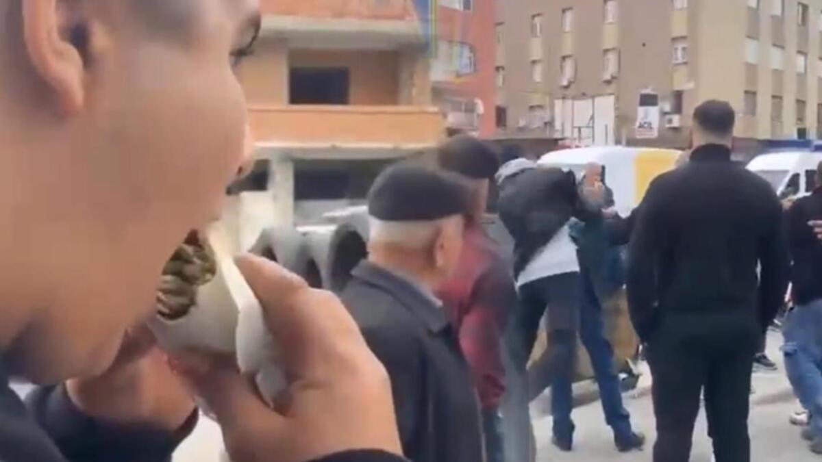 Adana'da pes dedirten görüntü! Tacizci tekme tokat dövülürken o döner yedi - Son Dakika Haberleri Milliyet