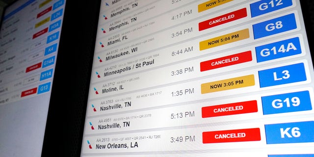 American Airlines uçuş bilgileri ekranları, 22 Aralık 2022 Perşembe günü Chicago'daki O'Hare Uluslararası Havalimanı'nda iptal edilen ve ertelenen uçuşlar dahil olmak üzere uçuş bilgilerini görüntüler.