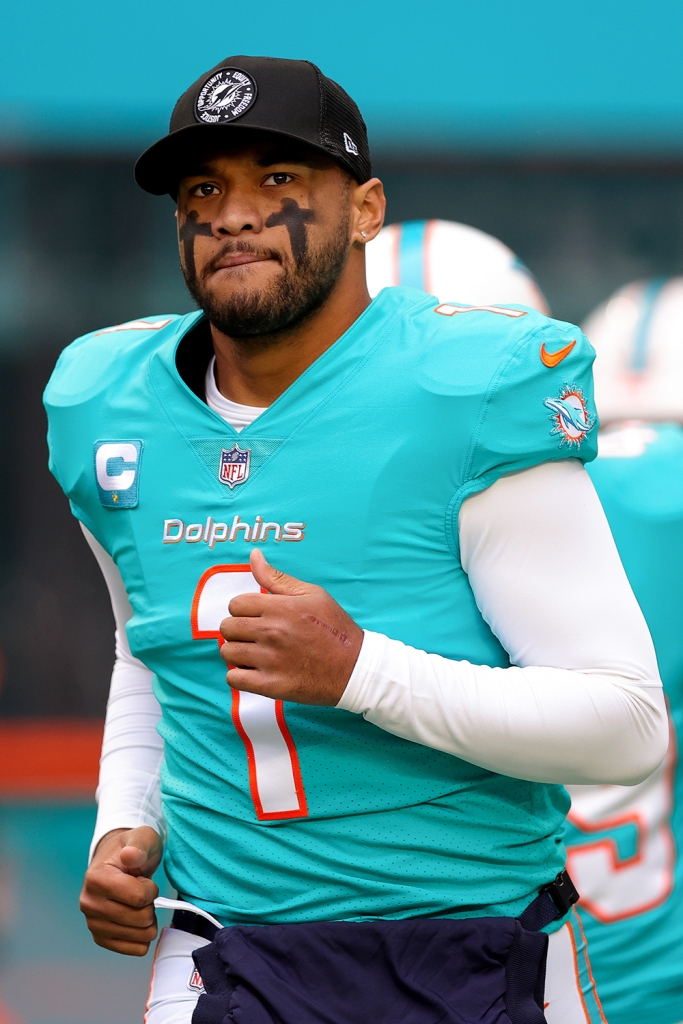 Dolphins oyun kurucusu Tua Tagovailoa, 25 Aralık 2022'de Miami Gardens, Florida'da Hard Rock Stadyumu'nda Packers'a karşı oynanan bir maçtan önce sahaya çıkıyor. 