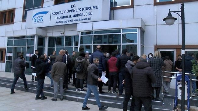 Bağcılar'daki Sosyal Güvenlik Kurumu binası önünde EYT açıklamasının ikinci gününde de yoğunluk vardı. Sokak arasından başlayan kuyruk caddeye kadar metrelerce uzadı.