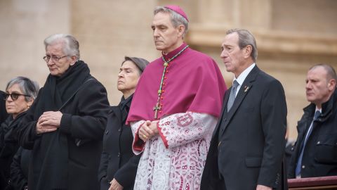 Georg Gänswein (sağdan ikinci), Curia Başpiskoposu ve merhum Benedict'in uzun süredir özel sekreteri de dahil olmak üzere sadık üyeler seyirciler arasında.