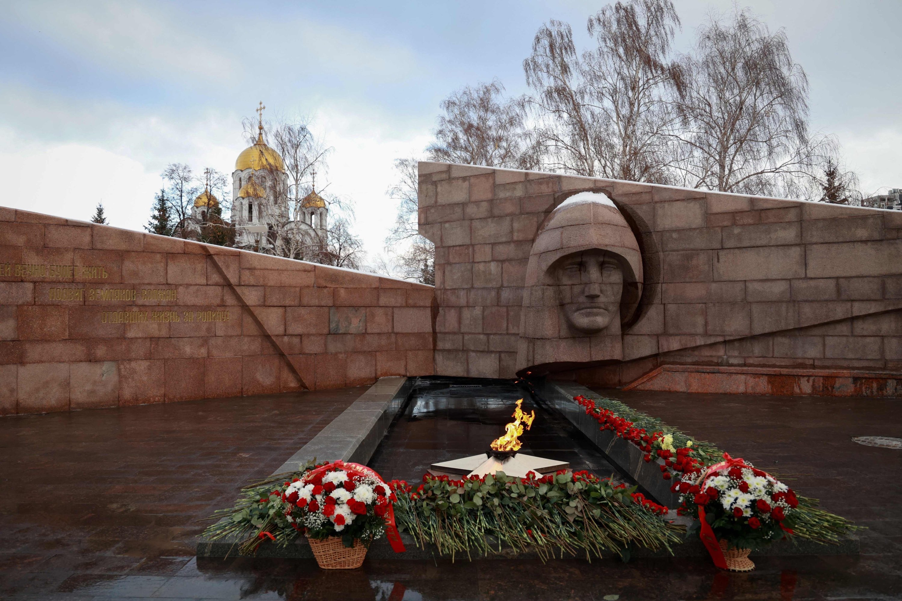 Ukrayna saldırısında öldürülen 60'tan fazla Rus askerinin anısına Ebedi Alev anıtına çiçekler bırakıldı, Samara, Rusya, 3 Ocak 2023. (AFP Fotoğrafı)