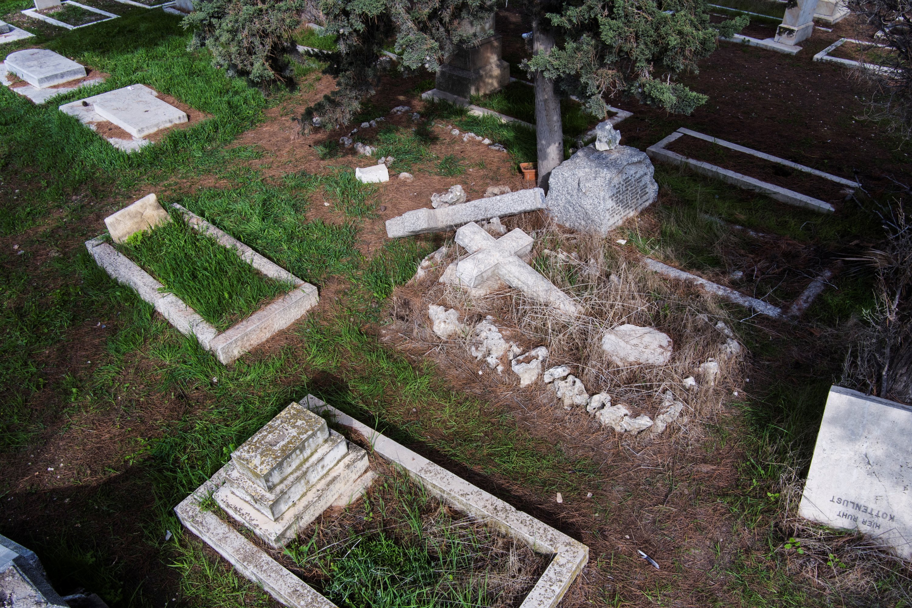 4 Ocak 2023'te Kudüs'te vandalizm eylemlerinin gerçekleştiği Protestan Mount Zion Mezarlığı'ndaki tahrip edilmiş mezar taşlarının havadan görünümü. (Reuters File Photo)