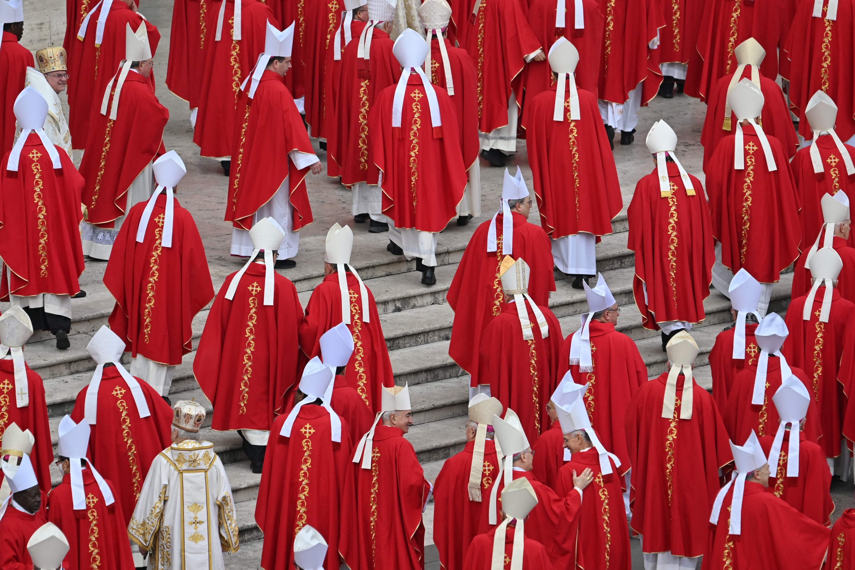 Din adamları, 5 Ocak 2023, Vatikan'daki Aziz Petrus meydanında Papa Emeritus XVI.