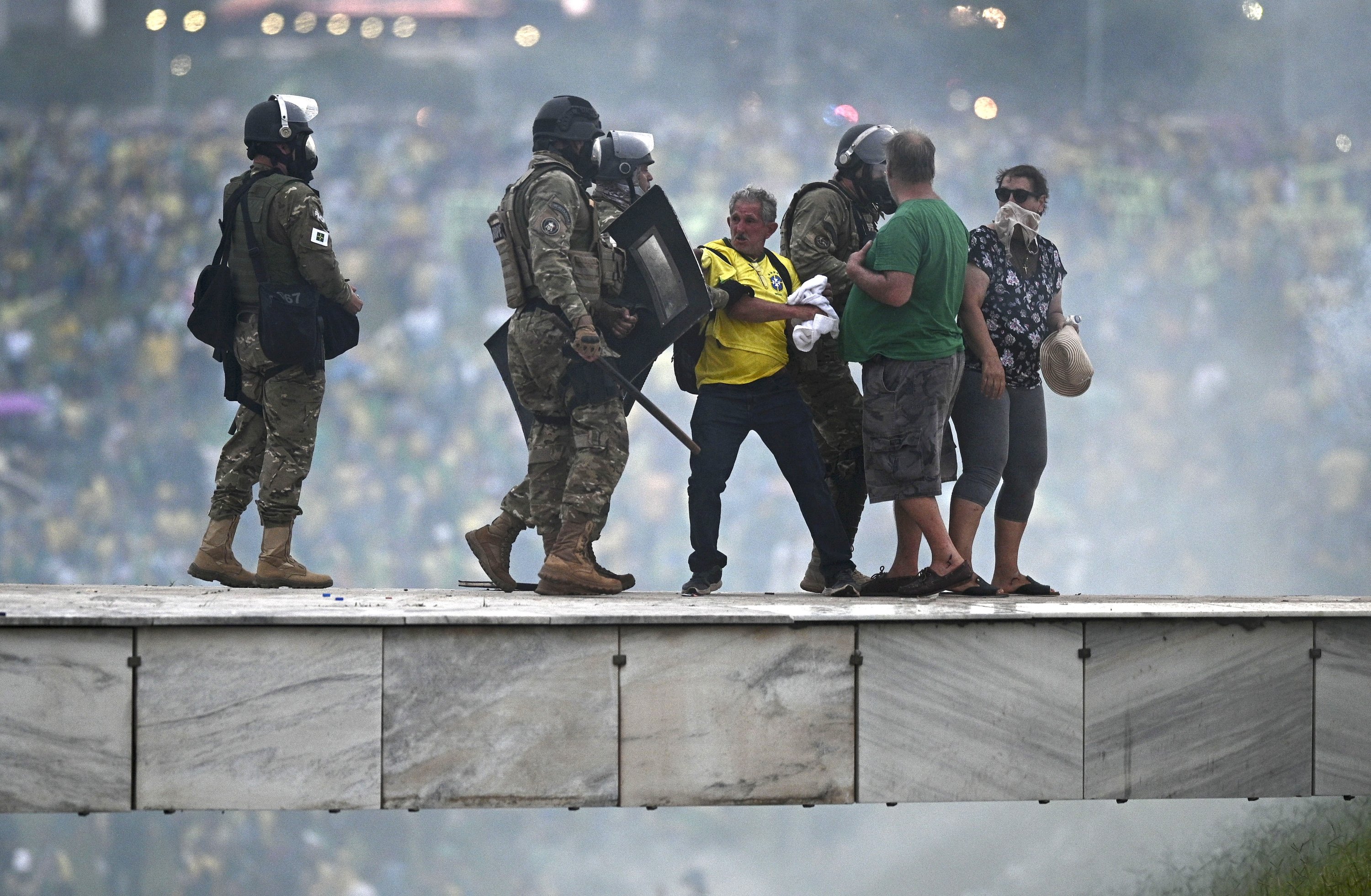 Polis, Brezilya'nın Brasilia kentindeki Planalto Sarayı'nı işgal eden eski Brezilya Devlet Başkanı Jair Bolsonaro'nun destekçileriyle karşı karşıya geldi, 8 Ocak 2023. (EPA Fotoğrafı)