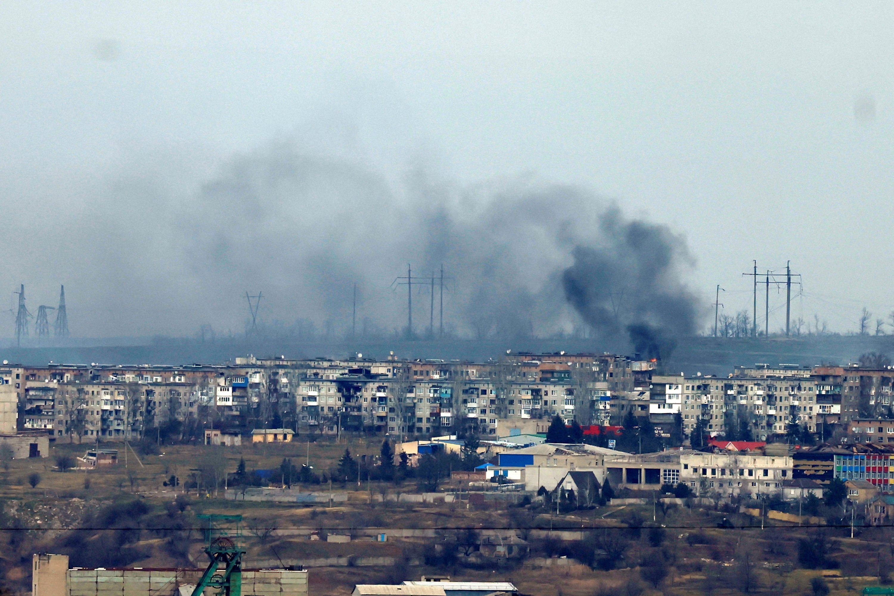 Rusya'nın Ukrayna'ya saldırısı devam ederken cephe hattındaki Soledar kentine yapılan saldırılardan dumanlar yükseliyor. Bakhmut, Ukrayna'dan görüldüğü gibi, 5 Ocak 2023. (Reuters Fotoğrafı)