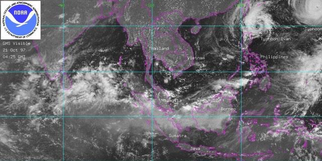 Ulusal Okyanus ve Atmosfer İdaresi (NOAA) tarafından 21 Ekim'de yayınlanan bu uydu görüntüsü, Endonezya'nın Borneo ve Sumatra adaları üzerindeki büyük orman yangınlarından çıkan dumanı gösteriyor. 