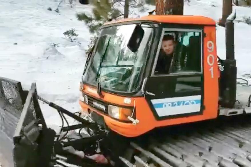 Jeremy Renner bir kar temizleme makinesinin içinde.