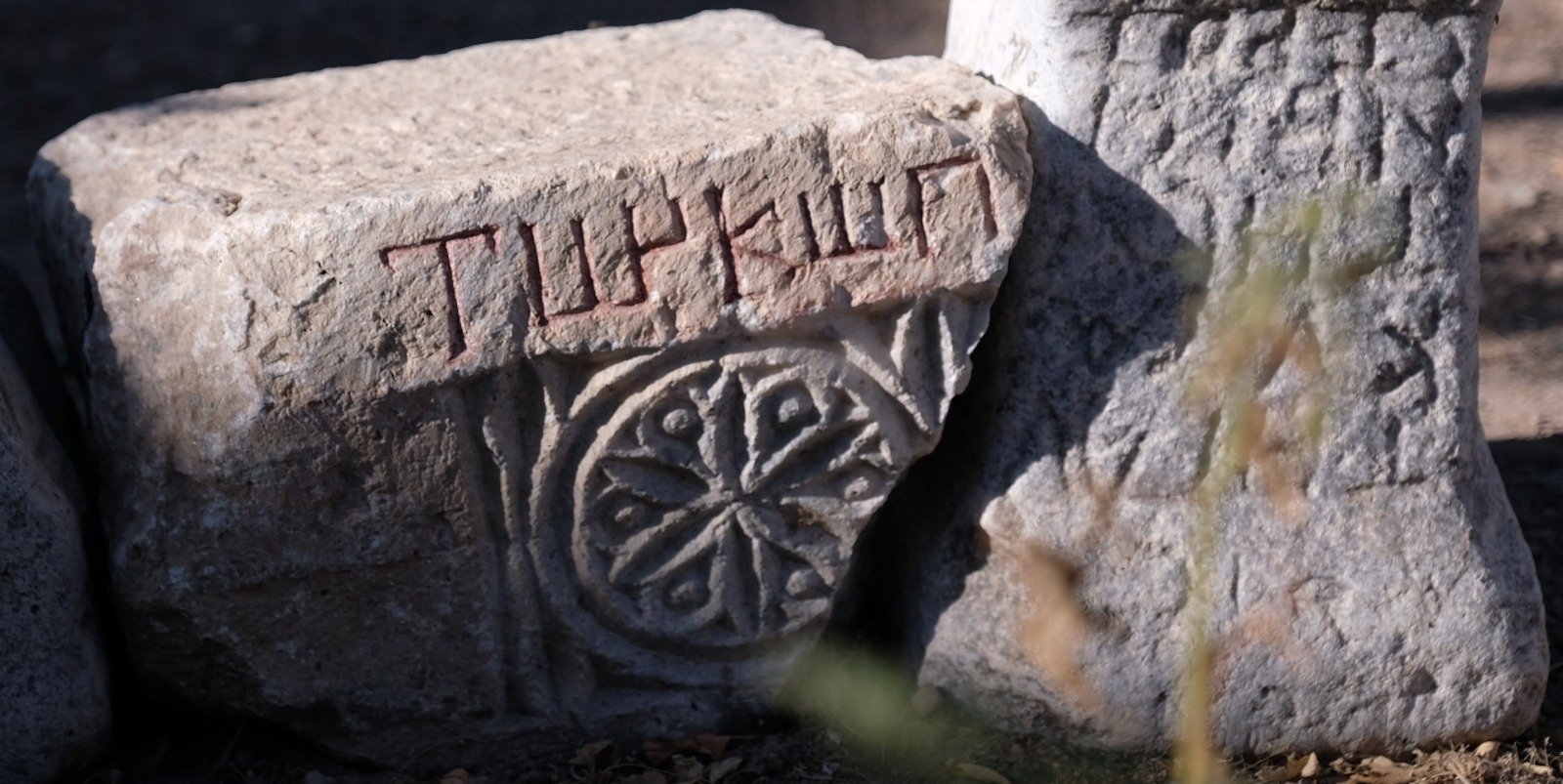 Konya'da ortaya çıkarılan beşinci yüzyıla ait mezarın yakından görünümü, 18 Eylül 2023. (DHA Fotoğrafı)