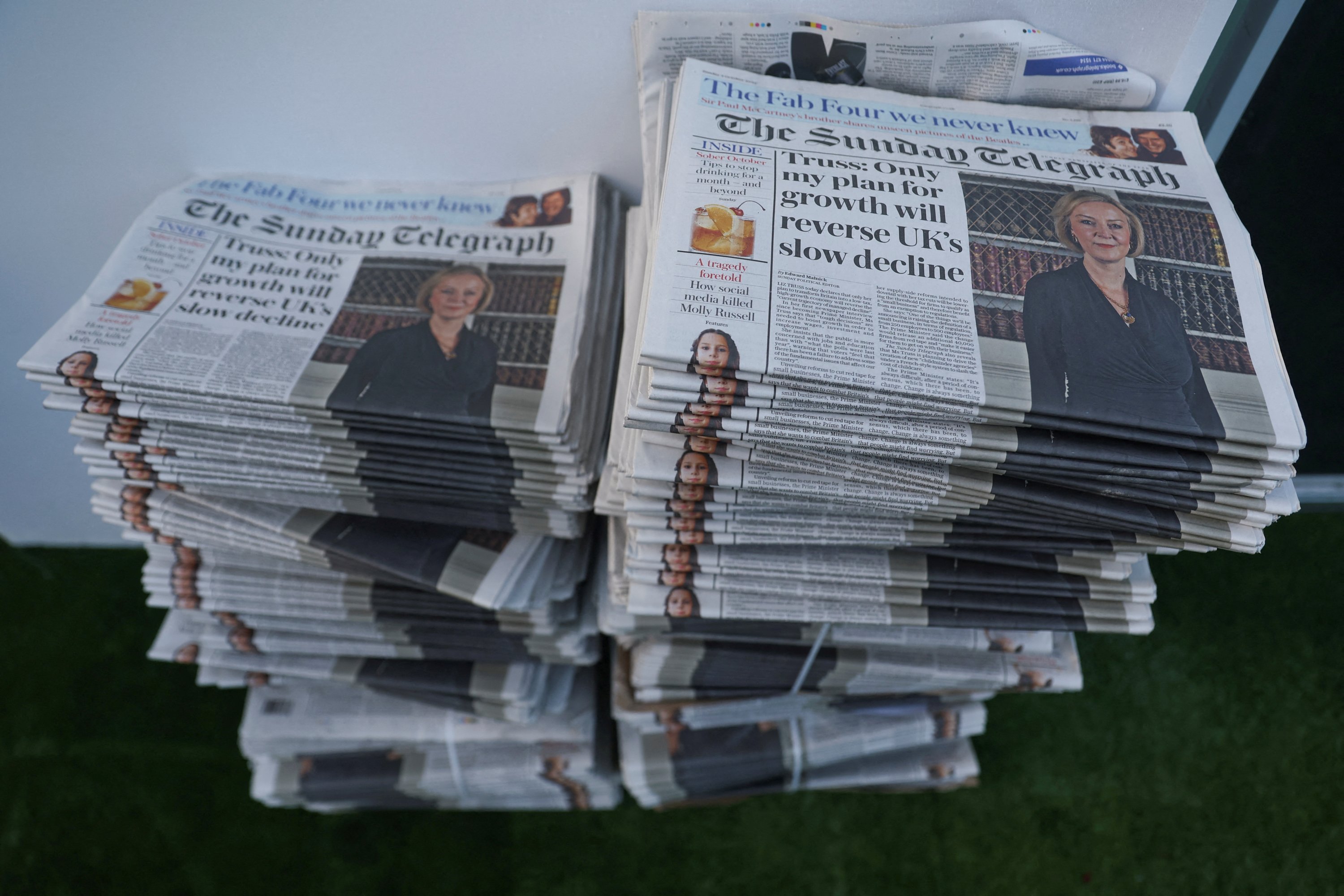 Kapağında eski İngiltere Başbakanı Liz Truss'un yer aldığı The Sunday Telegraph gazetesinin kopyaları, Muhafazakar Parti'nin 2 Ekim 2022'de Birmingham, Birleşik Krallık'ta yıllık konferansını düzenlediği sırada istifleniyor. (Reuters Fotoğrafı)