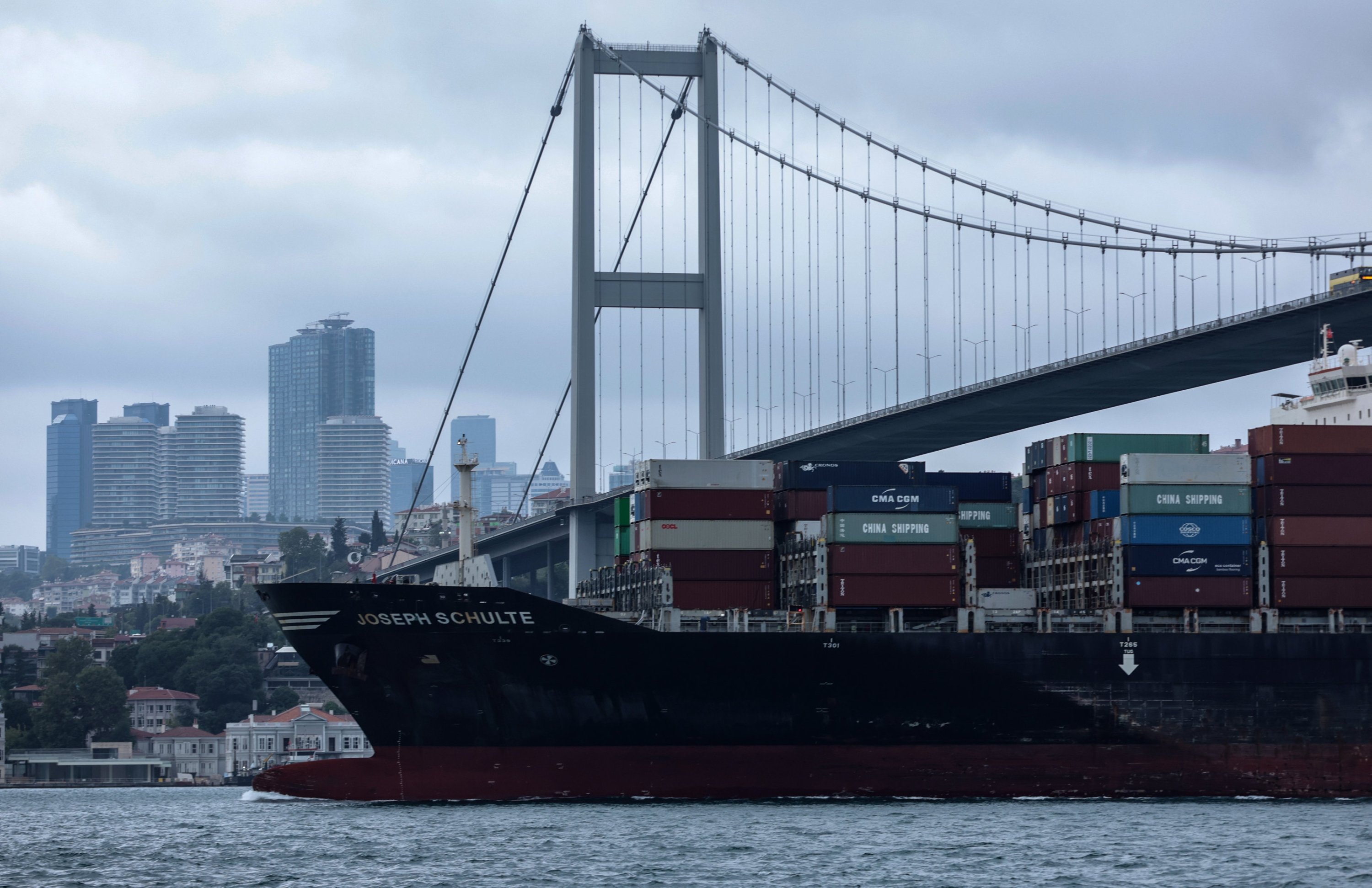 Rusya'nın tehditlerine rağmen tahıl anlaşmasının sona ermesinden bu yana Ukrayna'nın Odesa limanından ayrılan ilk kargo gemisi olan Hong Kong bayraklı Joseph Schulte, İstanbul'daki 15 Temmuz Şehitler Köprüsü'nün altından seyrediyor, Türkiye, 18 Ağustos 2023. ( EPA Fotoğrafı)