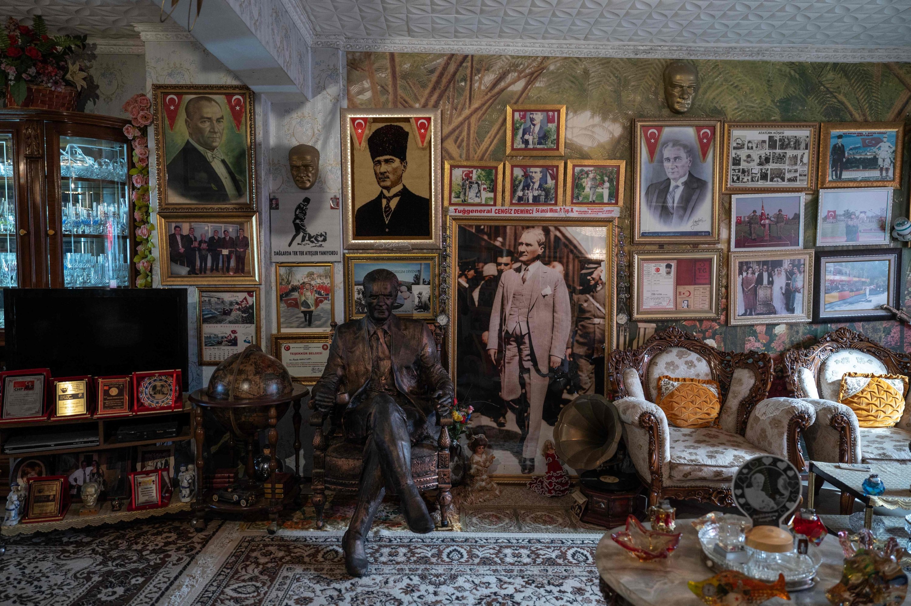 Mukkades Kökeralp Çırak'ın evinde sergilenen Mustafa Kemal Atatürk'ün portreleri ve heykelleri, Edirne, Türkiye, 25 Ekim 2023. (AFP Fotoğrafı)
