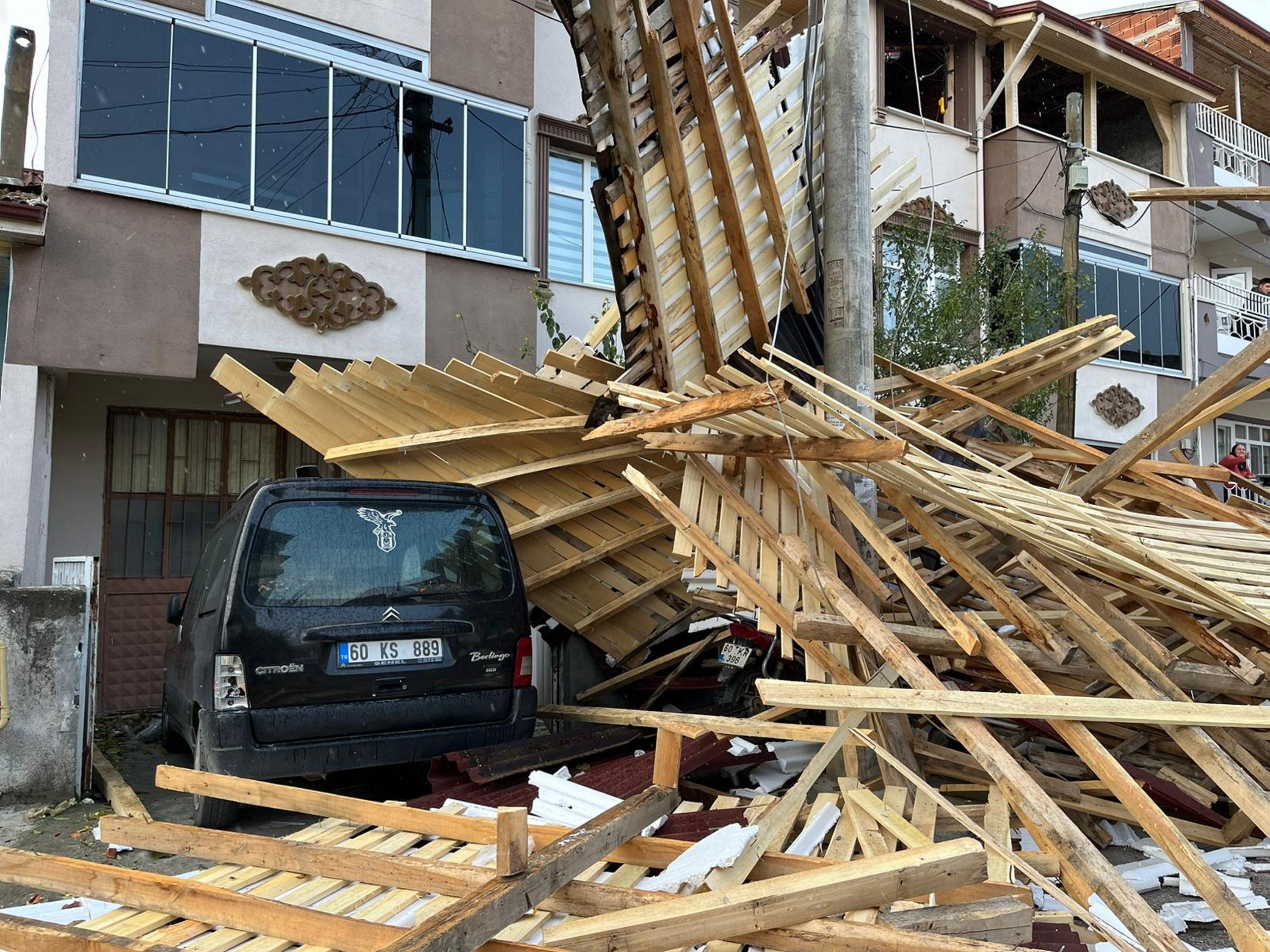 Türkiye merkez Tokat'ta şiddetli fırtına nedeniyle parçalanan bir binek otomobilin çatısının parçaları, 26 Kasım 2023. (AA Fotoğraf)