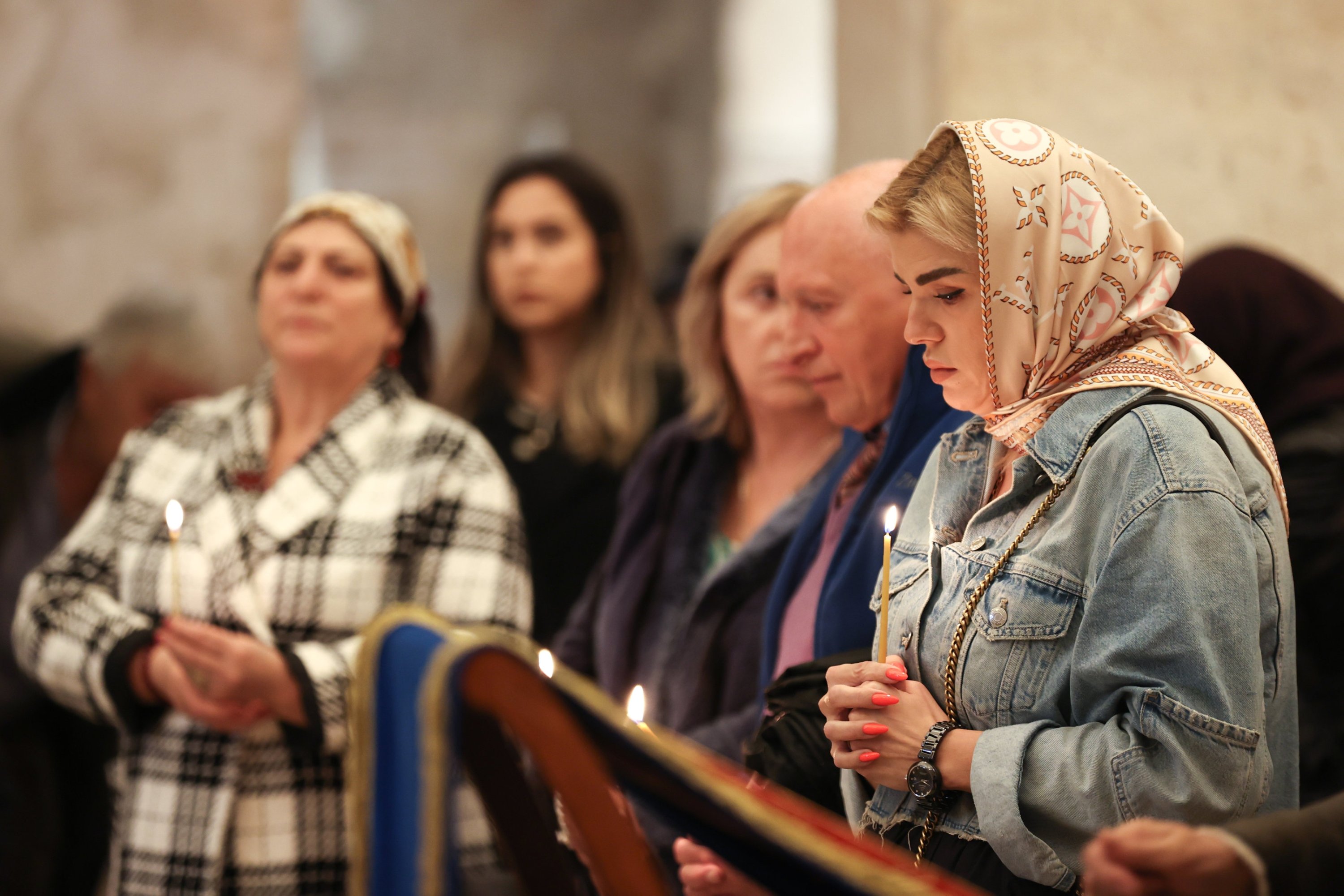 Ortodoks takipçileri, 06 Aralık 2023'te Antalya'da Aziz Nikolaos Günü töreninde dua edip mum yakıyor. (AA Fotoğraf)