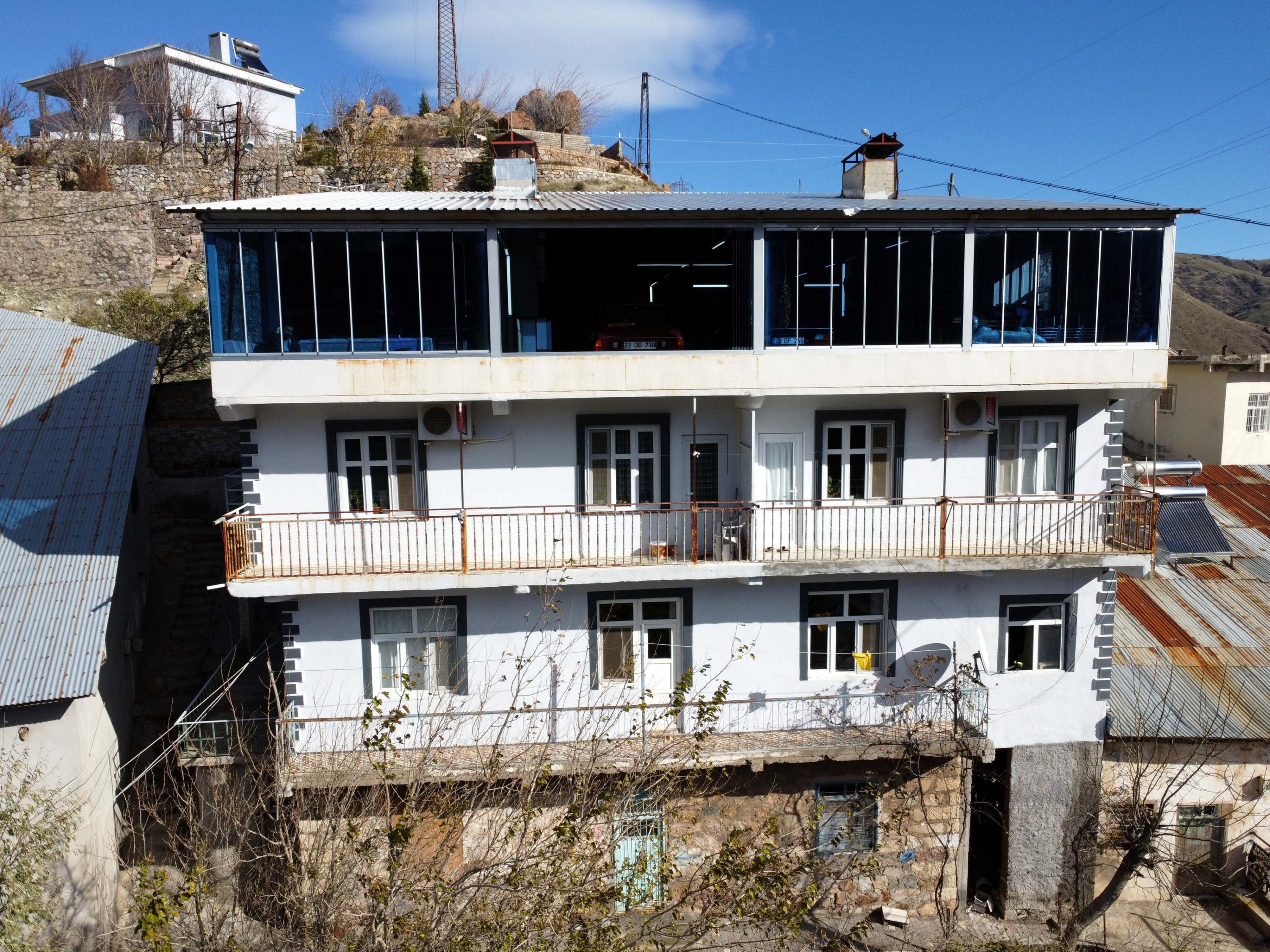 Çağıran kardeşlerin apartmanından bir görünüm, Maden, Elazığ, Türkiye, 16 Aralık 2023. (AA Fotoğraf)