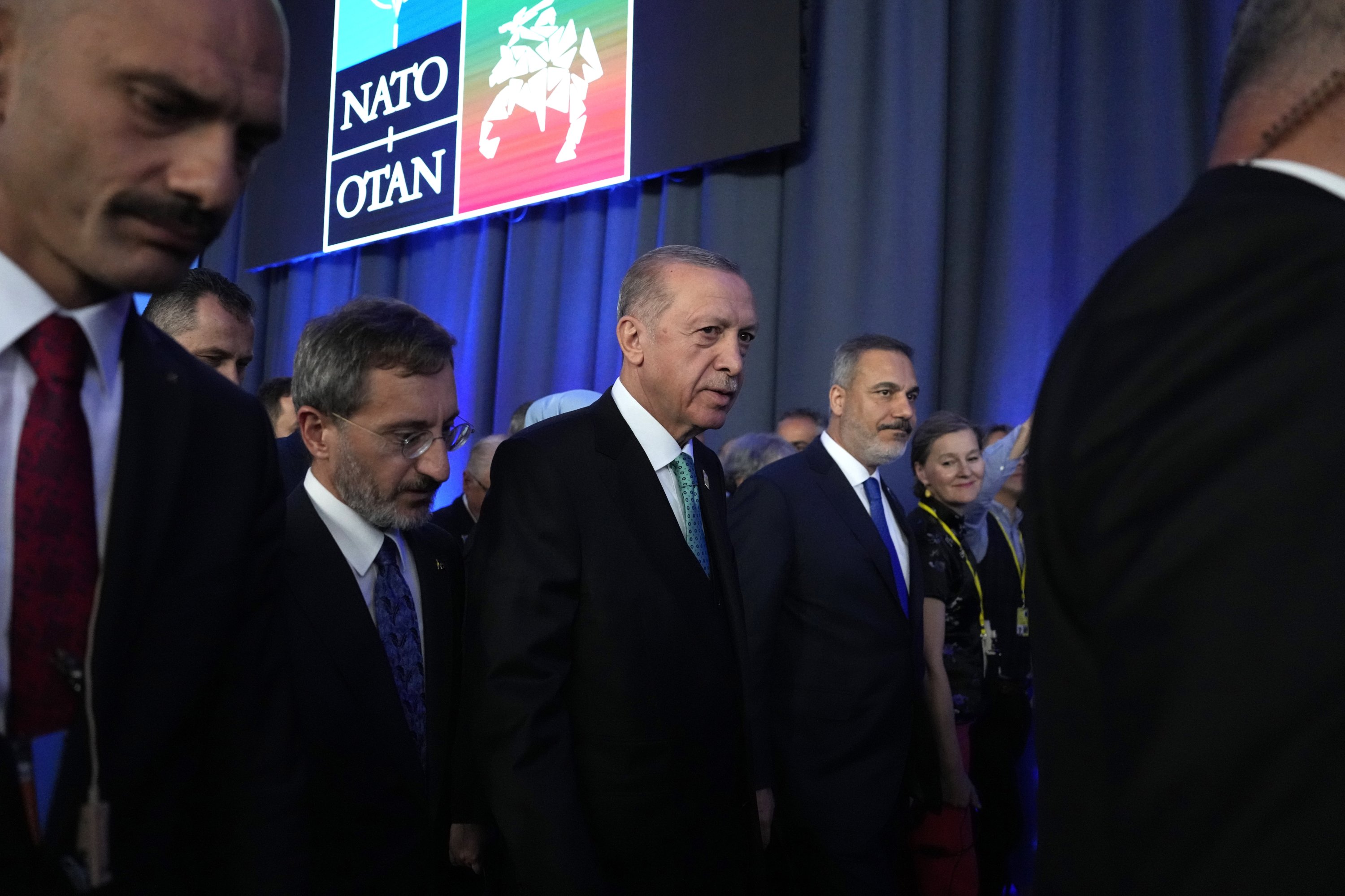 Cumhurbaşkanı Recep Tayyip Erdoğan (C), 12 Temmuz 2023'te Litvanya'nın Vilnius kentinde düzenlenen NATO zirvesinde medya konferansında konuşma yaptıktan sonra ayrılıyor. (AP Fotoğrafı)